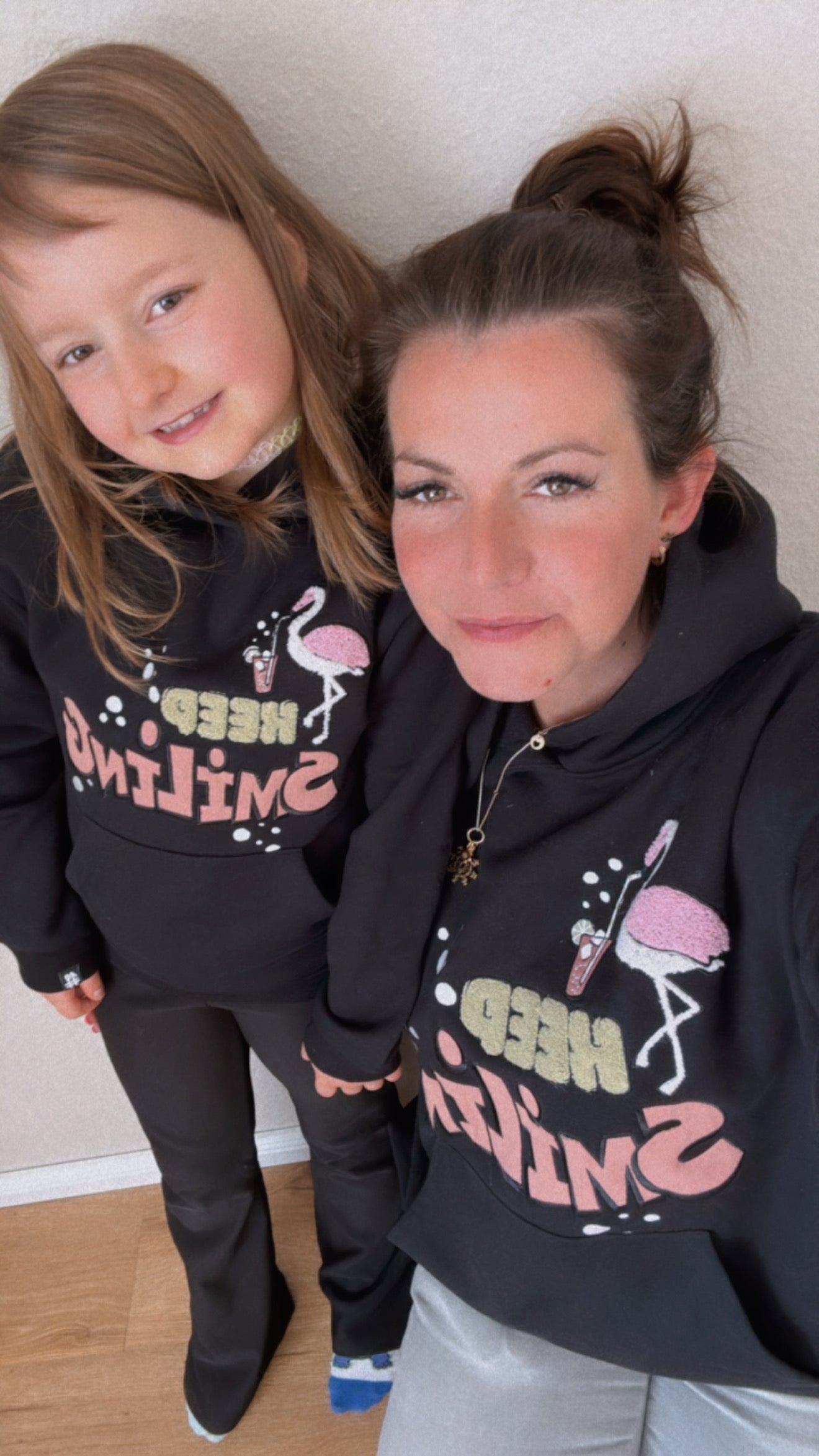 Hoodie „Keep Smiling black“ – Bio-Baumwolle trifft gute Laune