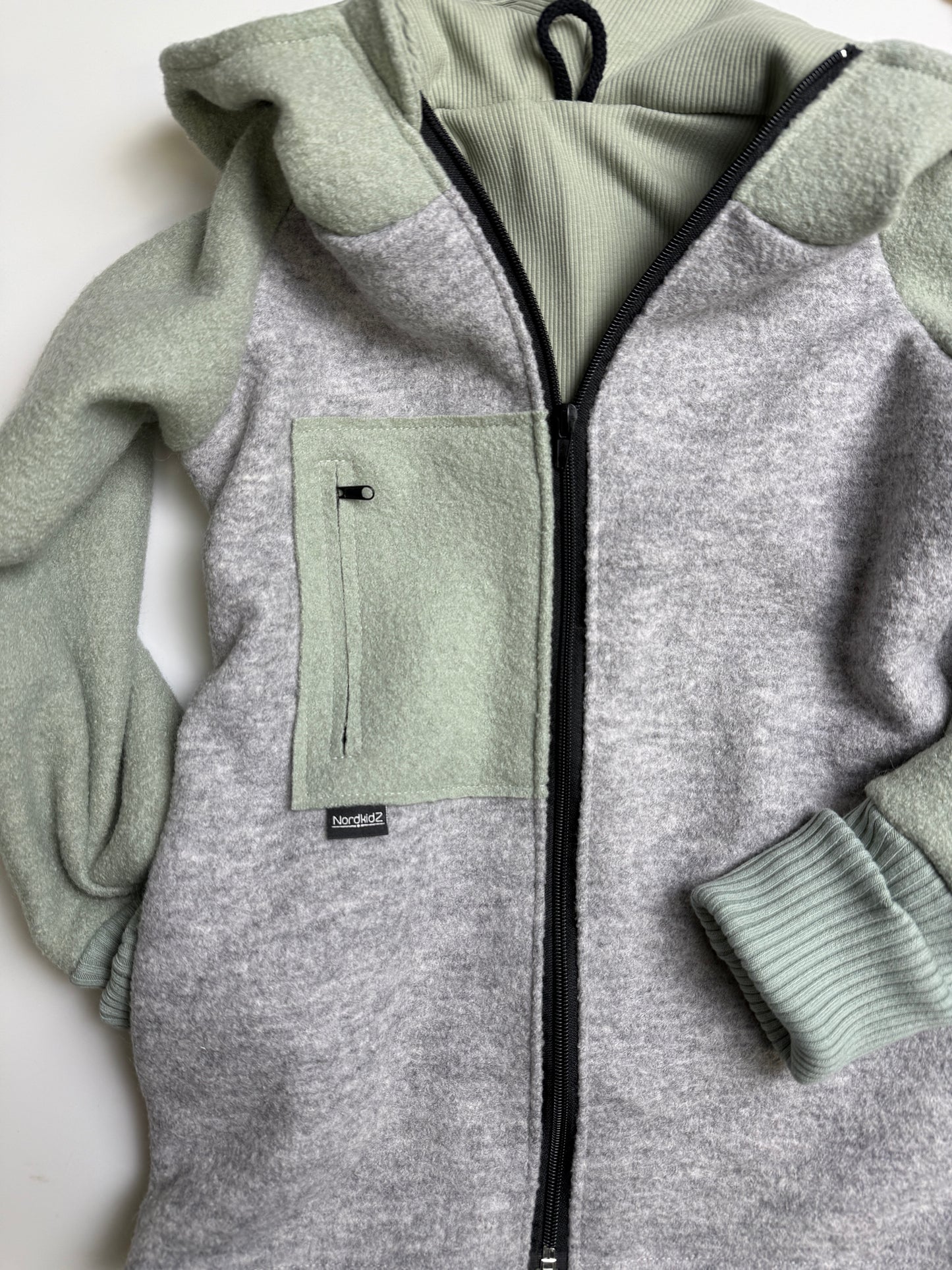 Kinder Wolljacke aus Schurwolle – handgenäht, mit Jerseyfutter, mitwachsend & nachhaltig
- „Stein/salbei“