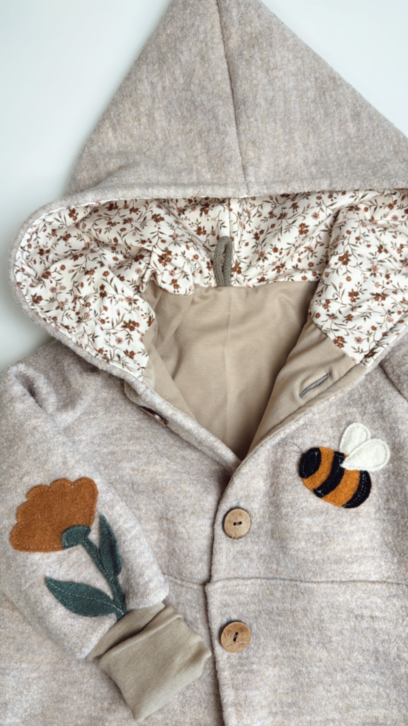 đ Limitiertes Wollmäntelchen âBee & Blossomâ â Handgemacht & kuschelig weich đ¸