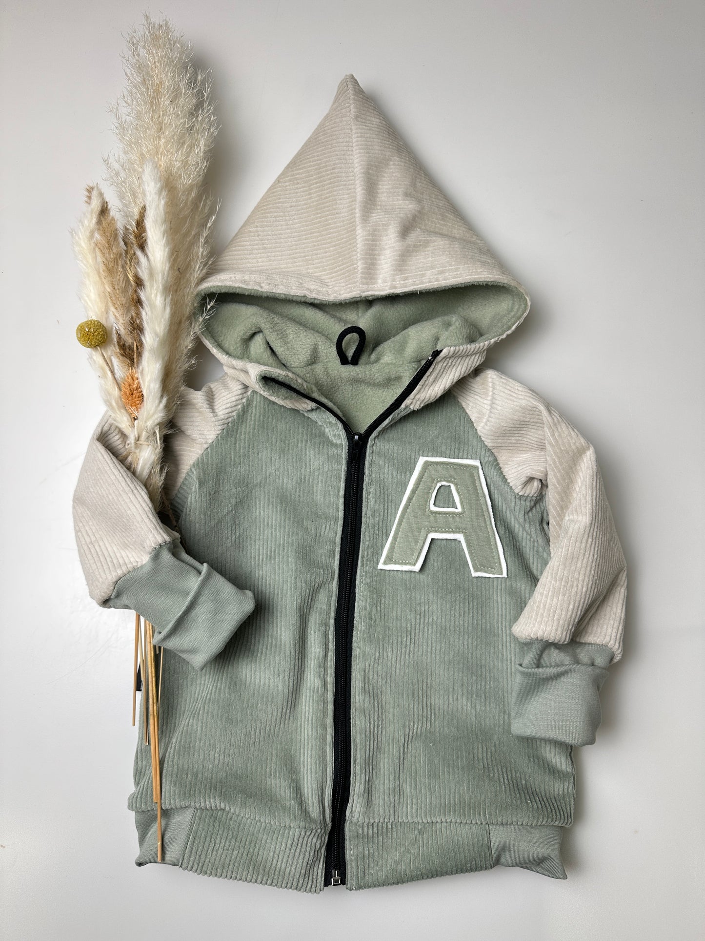 College-Cordjacke "Salbei" mit Wunschbuchstabe