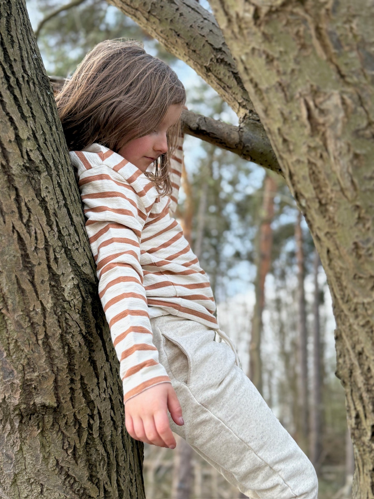 Kinder Longsleeve aus Bio-Baumwolle – „cognac“ gestreift, lässiger Schnitt