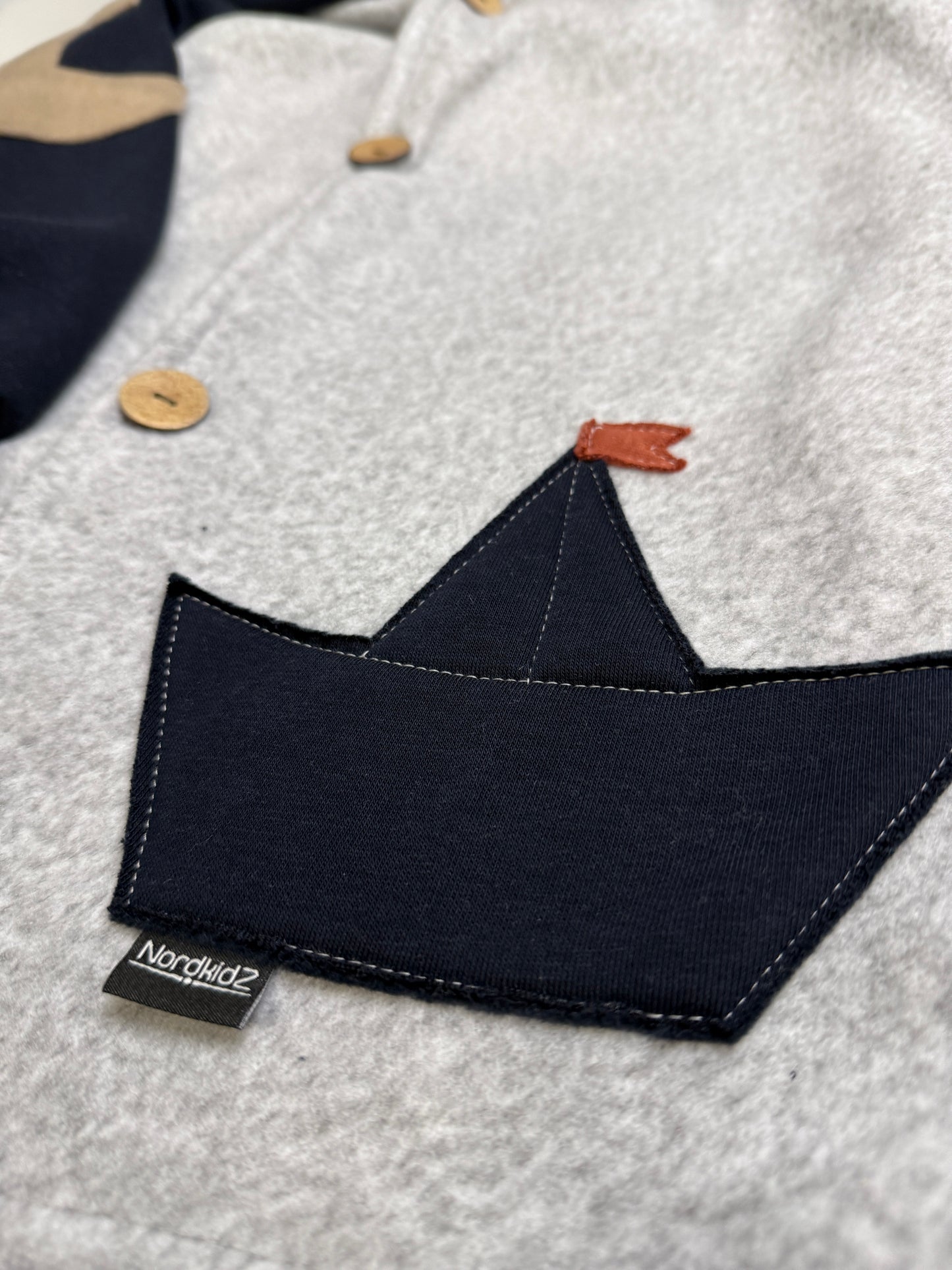 Maritime Lieblingsjacke – Anker & Schiff Design, kuschelig und handgemacht