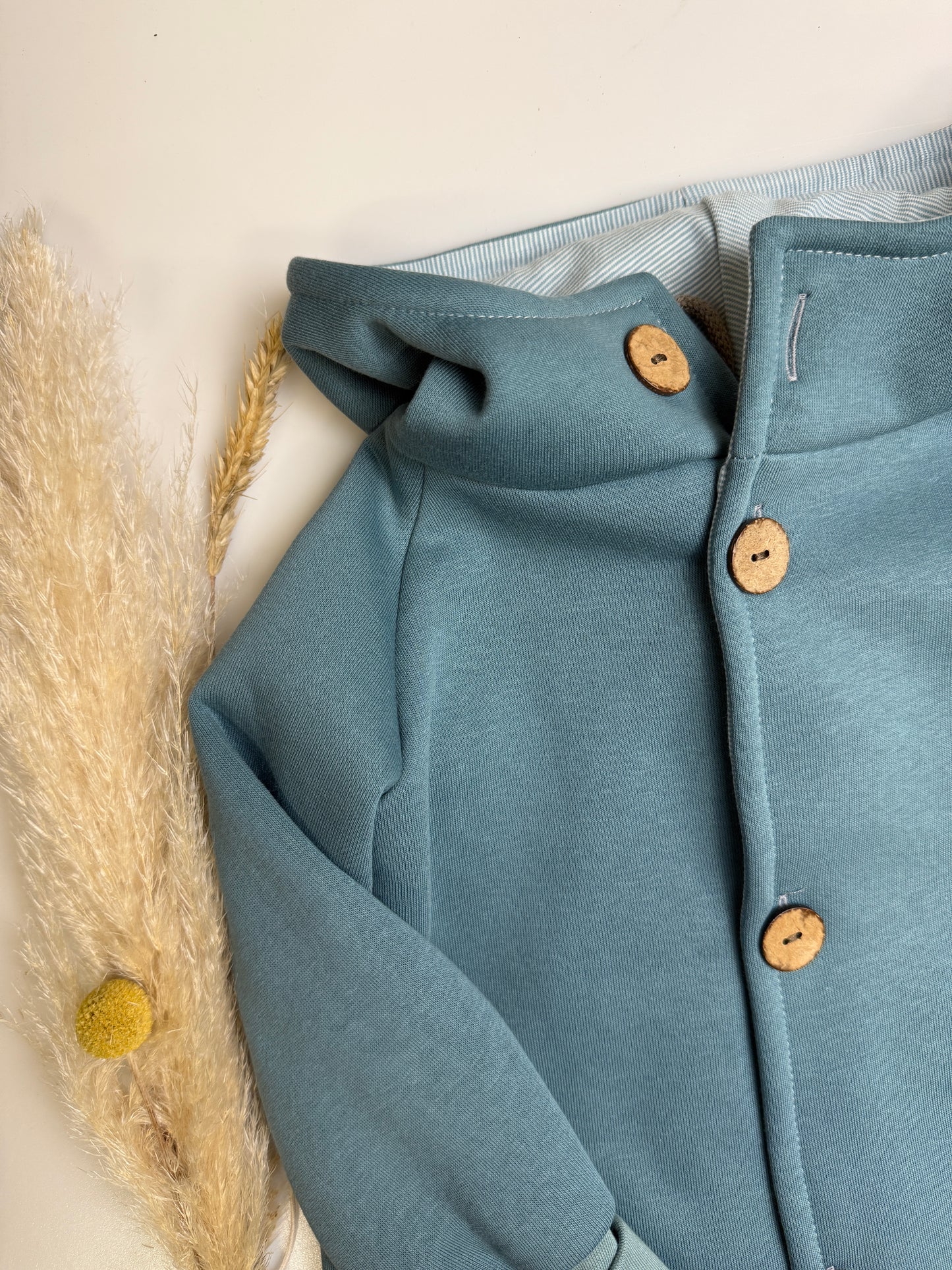 Mitwachsende Sweatjacke in Meer – frisch, modern & nachhaltig 🌊✨