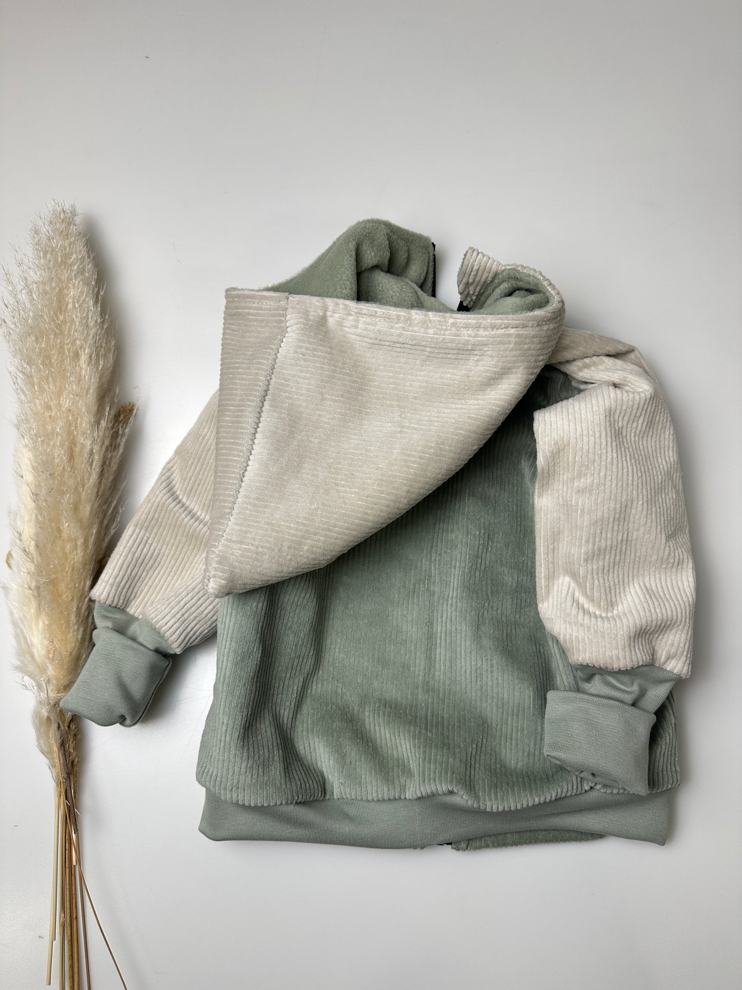 College-Cordjacke "Salbei" mit Wunschbuchstabe