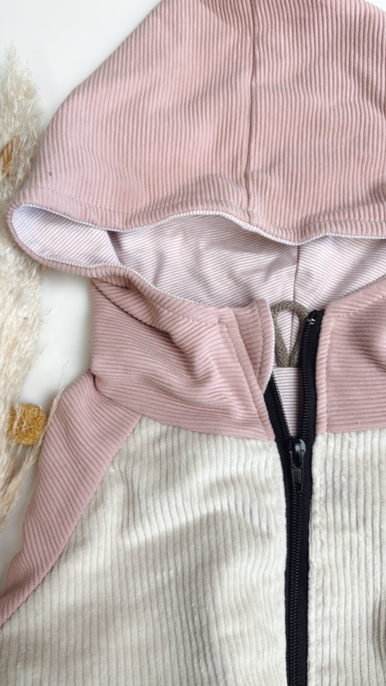 Herbstliebe zum Anziehen – Kuschelige Cordjacke rosa/creme mit Kapuze