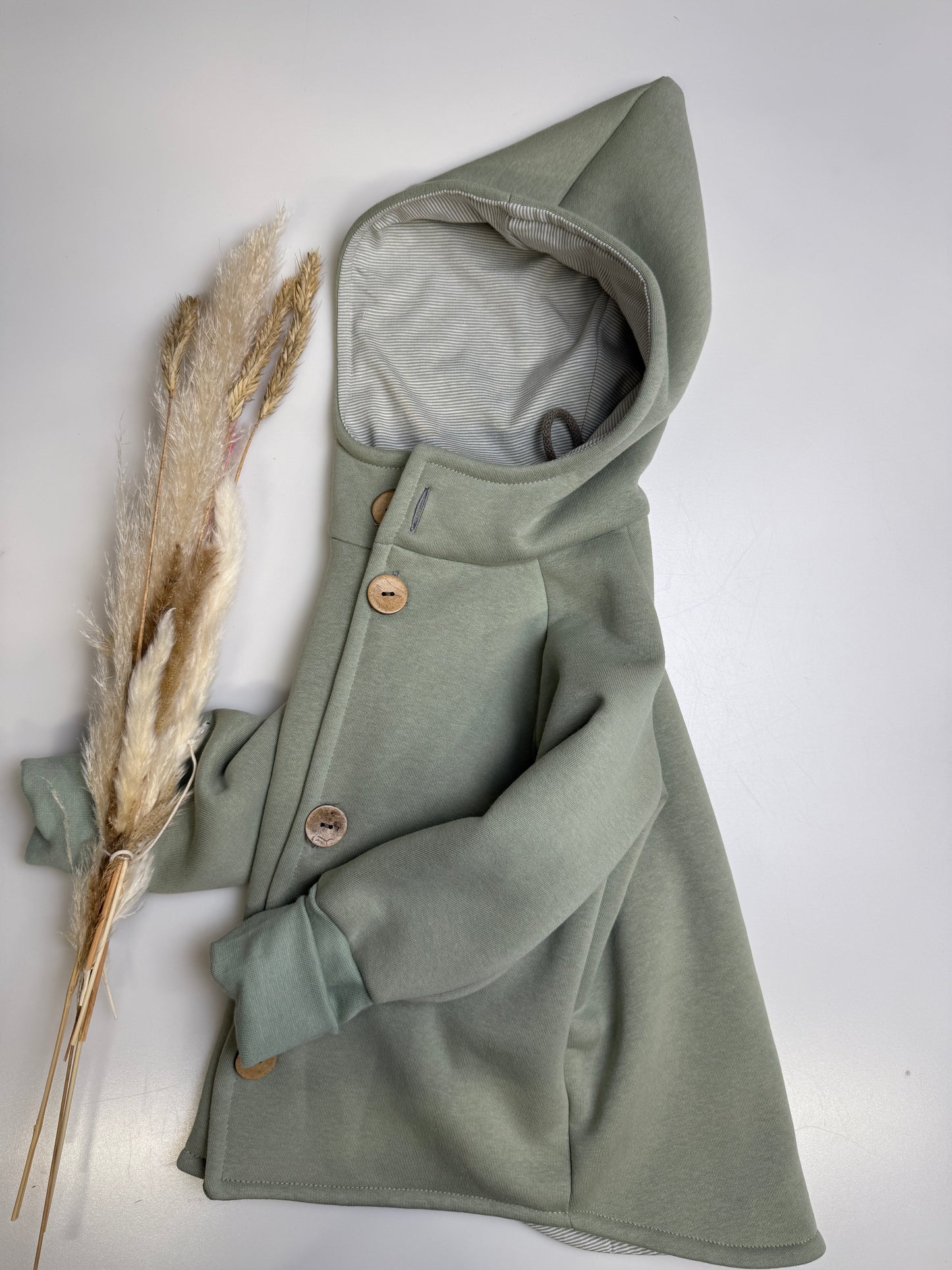 Mitwachsende Sweatjacke in Salbei – sanft, stilvoll & nachhaltig 🌿
