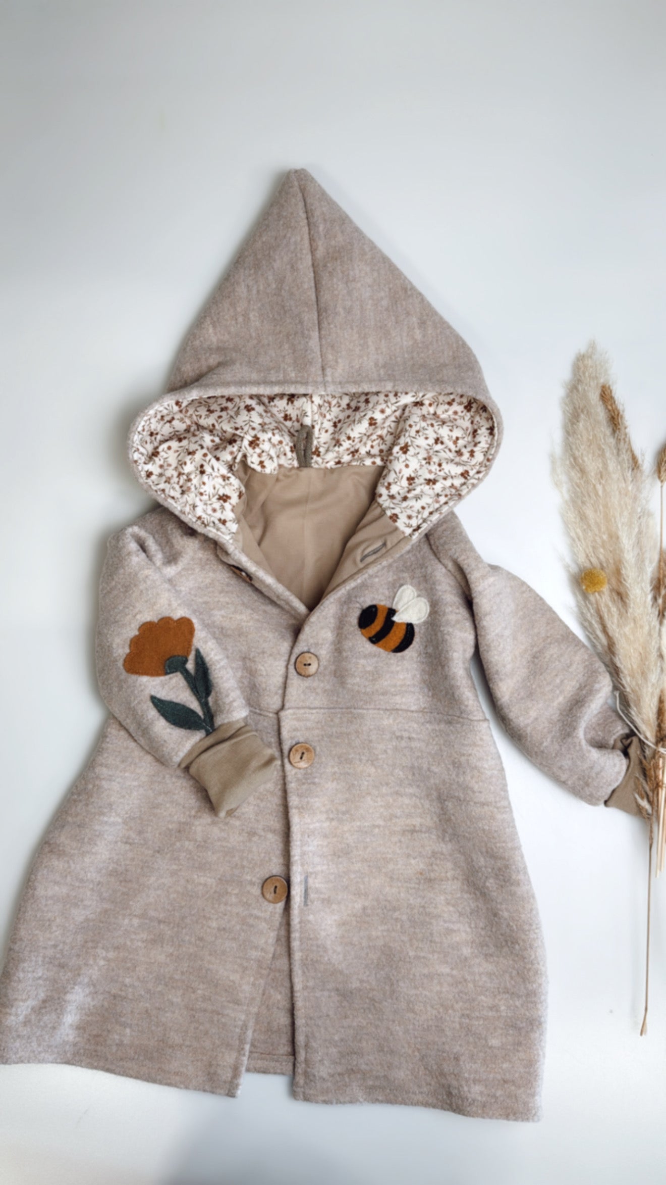 đ Limitiertes Wollmäntelchen âBee & Blossomâ â Handgemacht & kuschelig weich đ¸