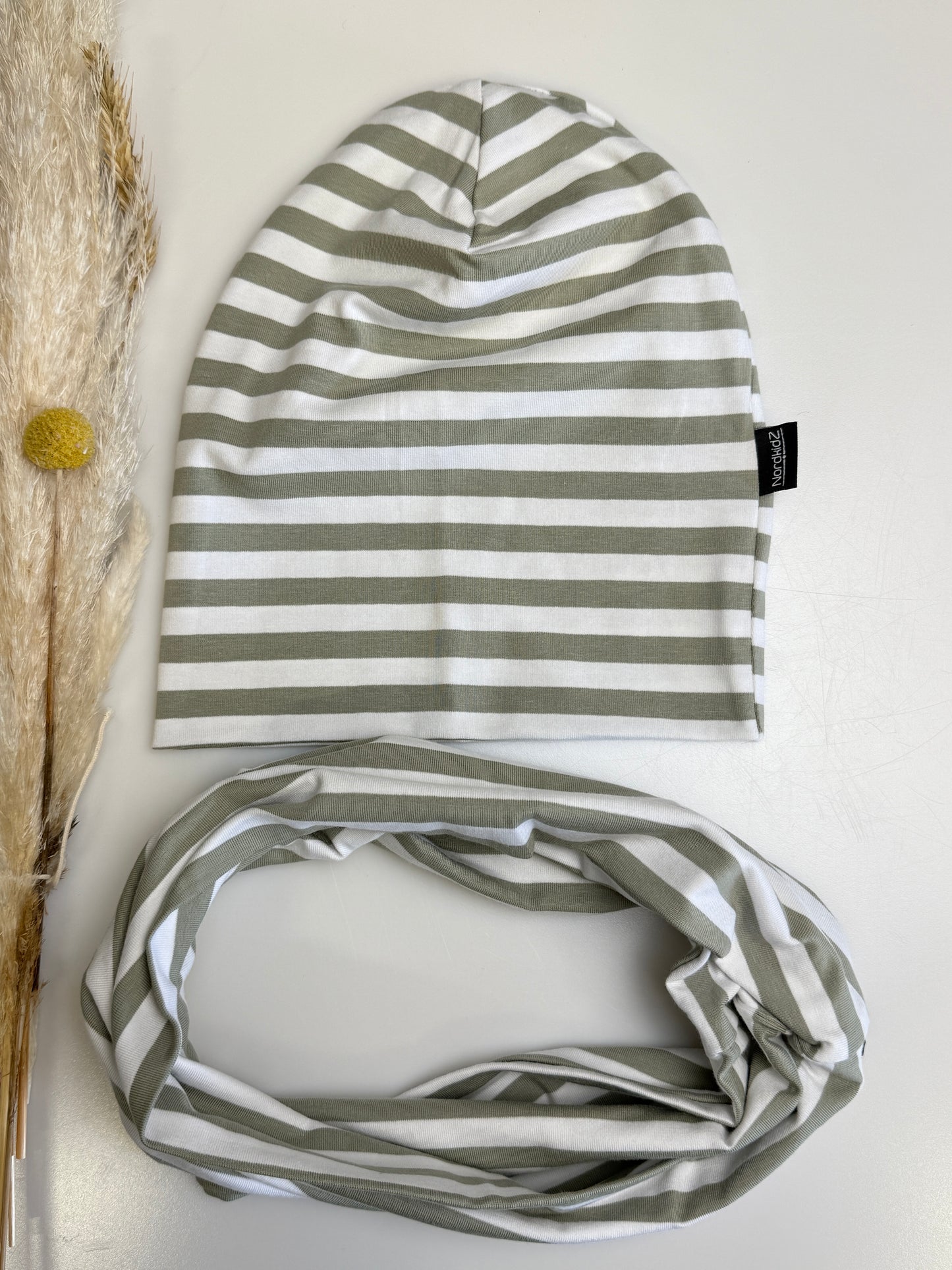 Gestreiftes Beanie & Loop Set „Dünengras“ – kuschelig weich & stylisch