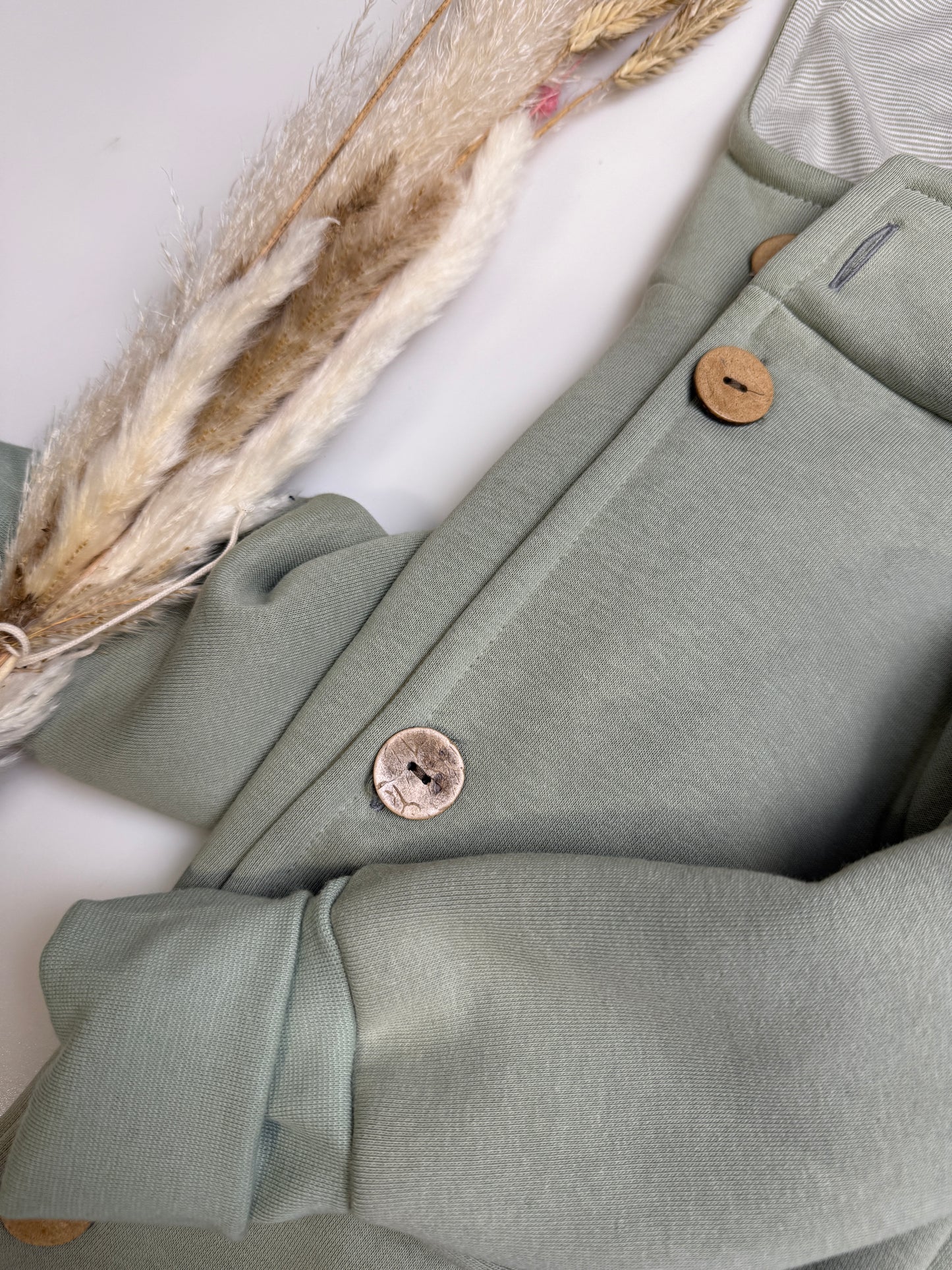 Mitwachsende Sweatjacke in Salbei – sanft, stilvoll & nachhaltig 🌿