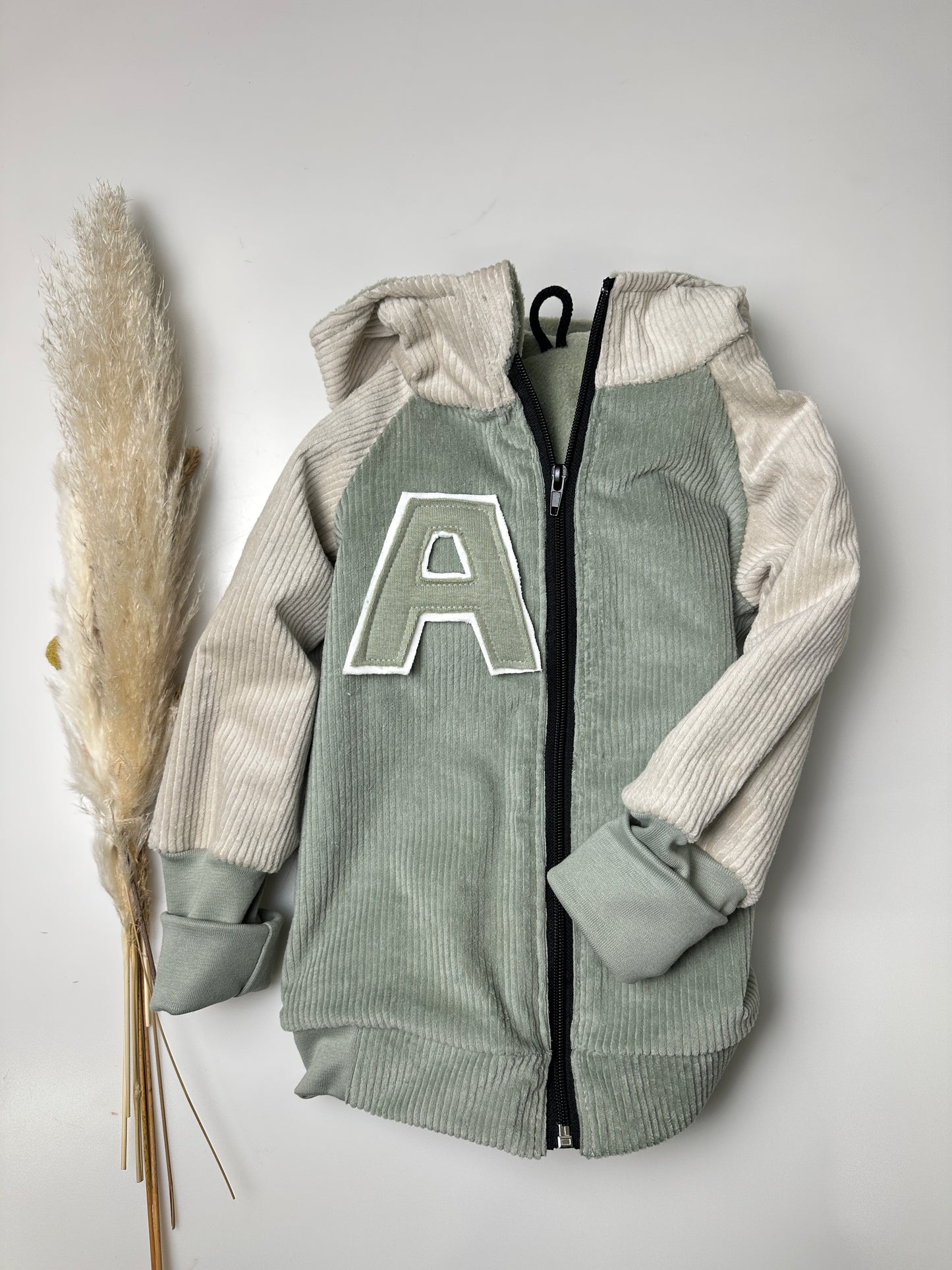 College-Cordjacke "Salbei" mit Wunschbuchstabe