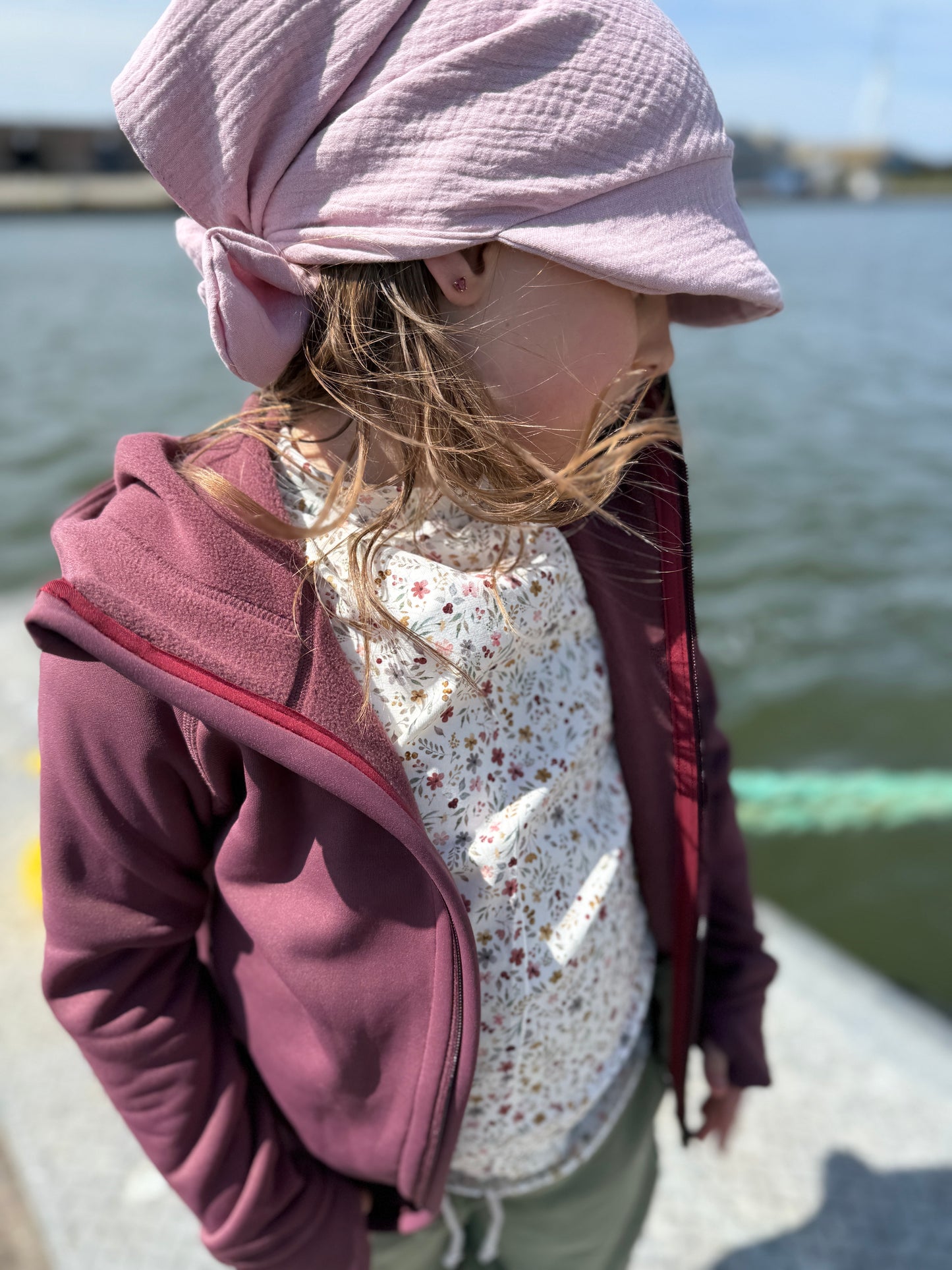 🍇 Kinder Funktionsjacke in „Beere“ – mitwachsend, atmungsaktiv & aus recyceltem Material
