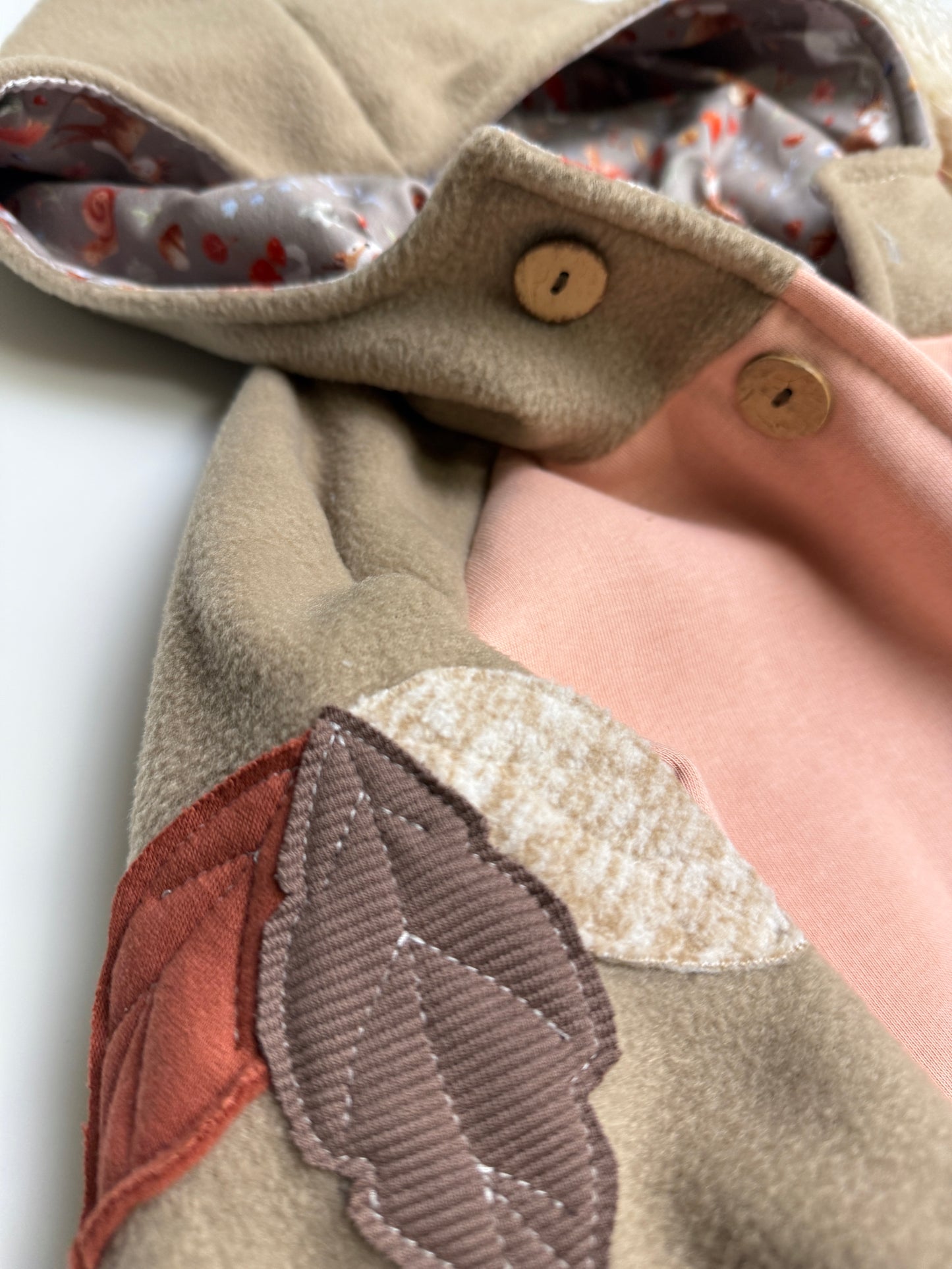 Rosa Herbstzauber Jacke – Fleece trifft Sweat, Liebe zum Detail inklusive