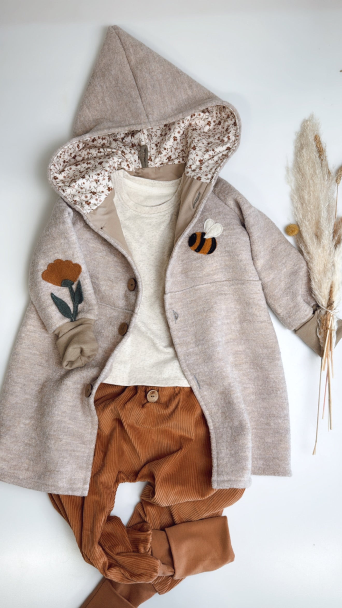 đ Limitiertes Wollmäntelchen âBee & Blossomâ â Handgemacht & kuschelig weich đ¸