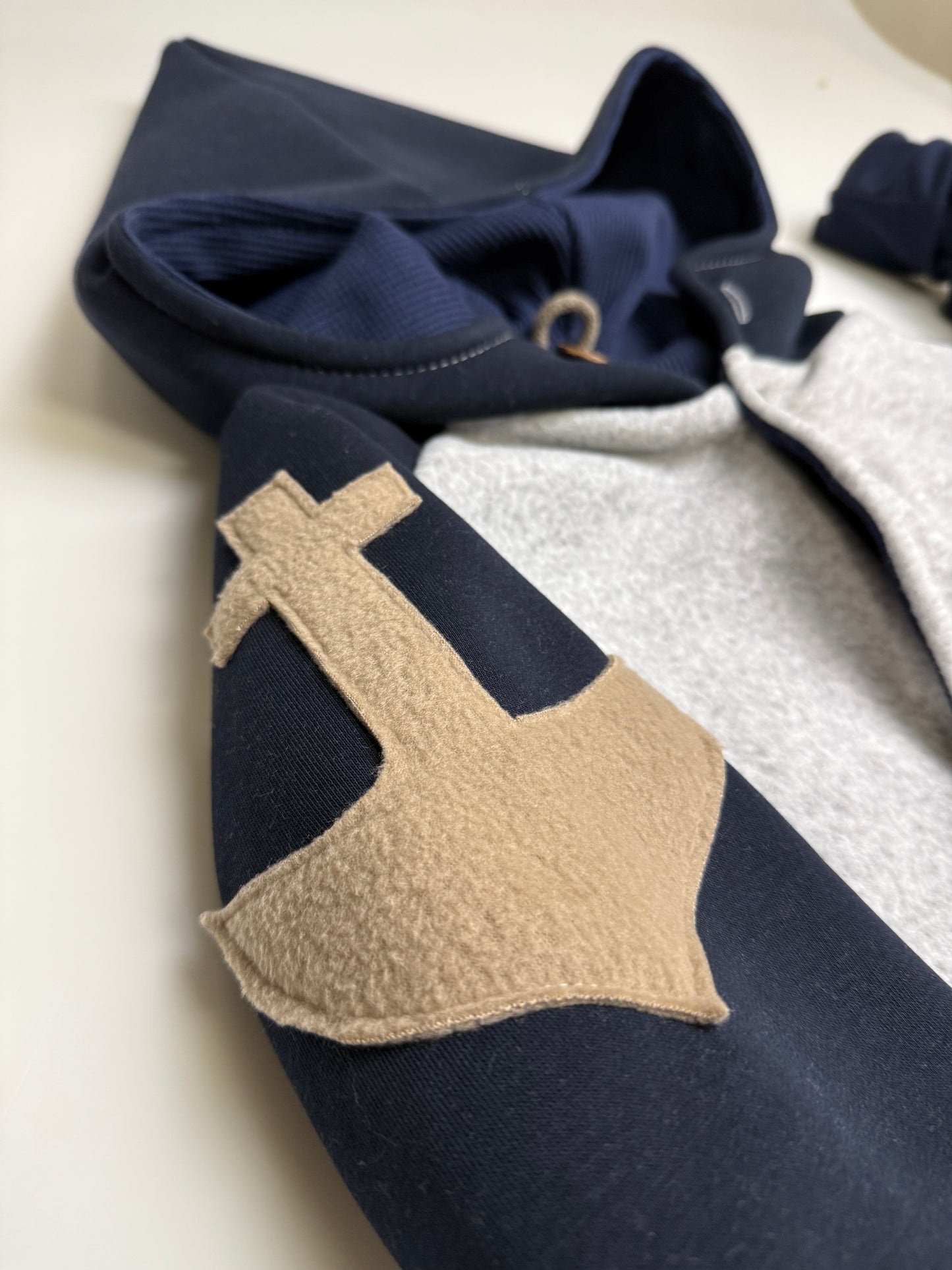 Maritime Lieblingsjacke – Anker & Schiff Design, kuschelig und handgemacht
