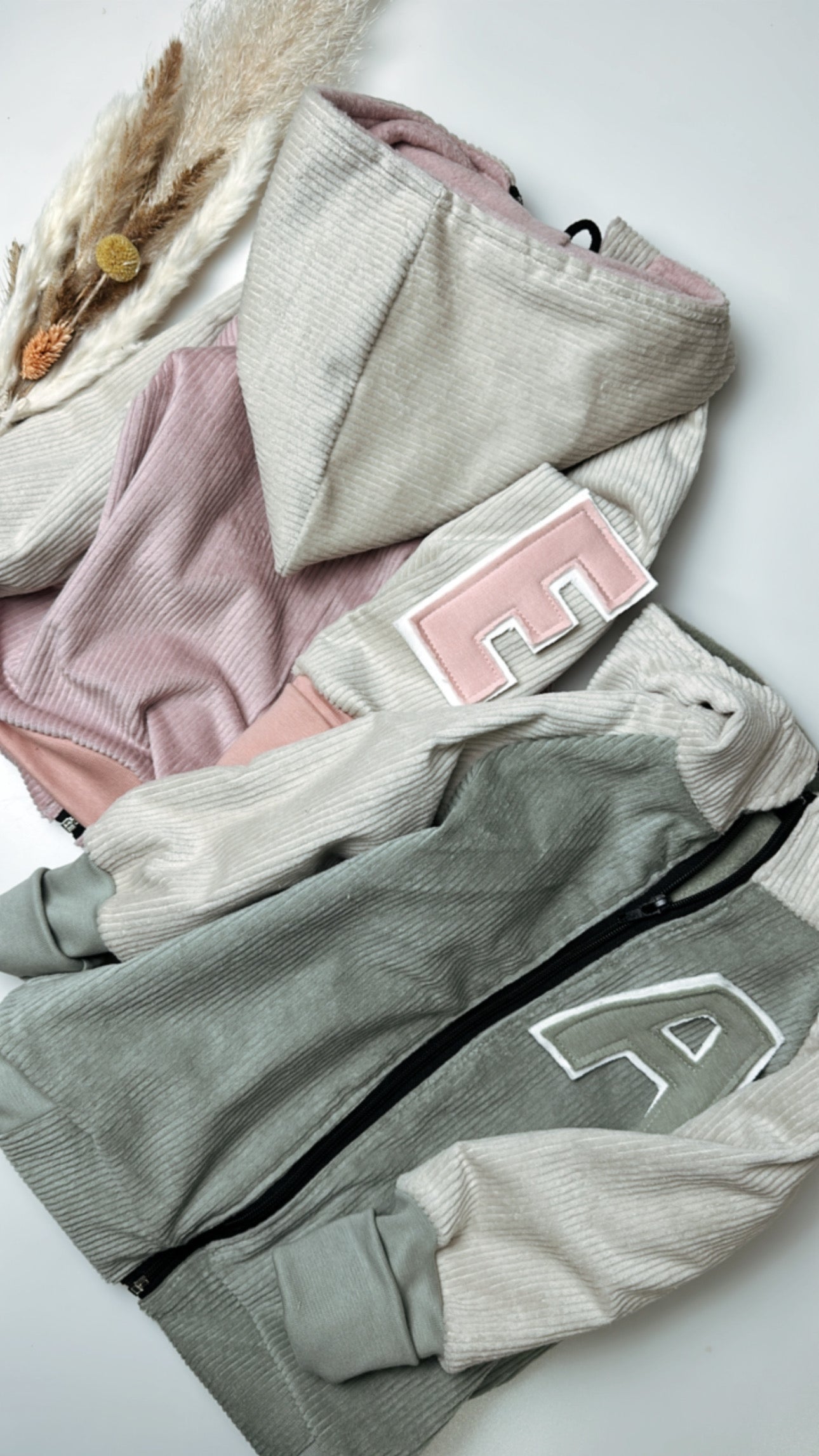 College-Cordjacke "Salbei" mit Wunschbuchstabe