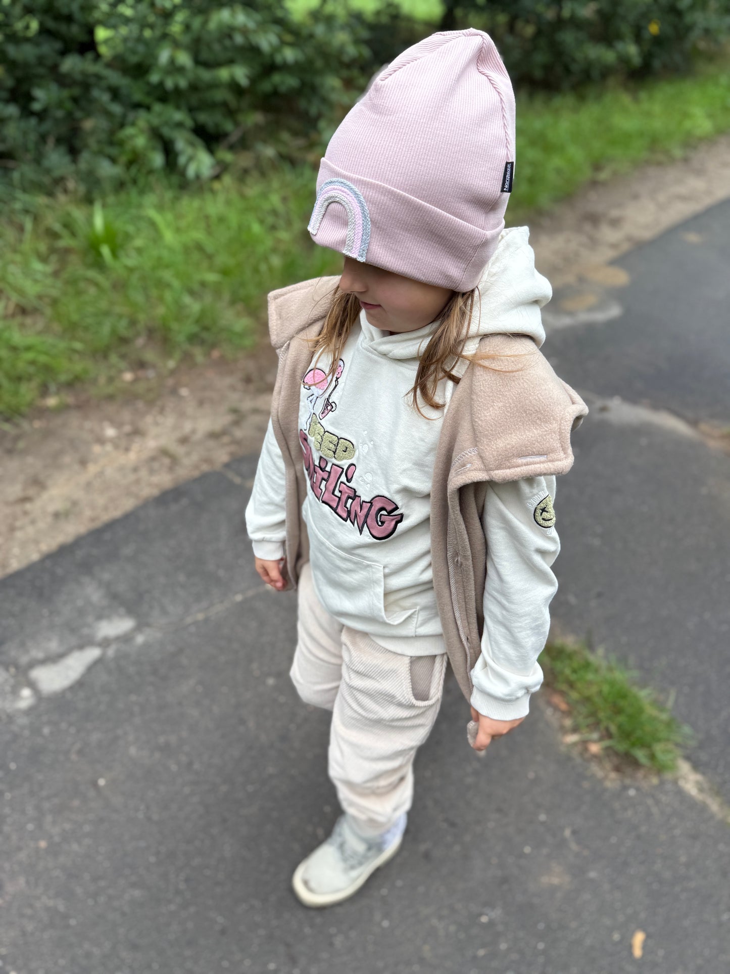 Beanie für Kinder – Weicher Rippstoff mit liebevollem Regenbogen-Detail
