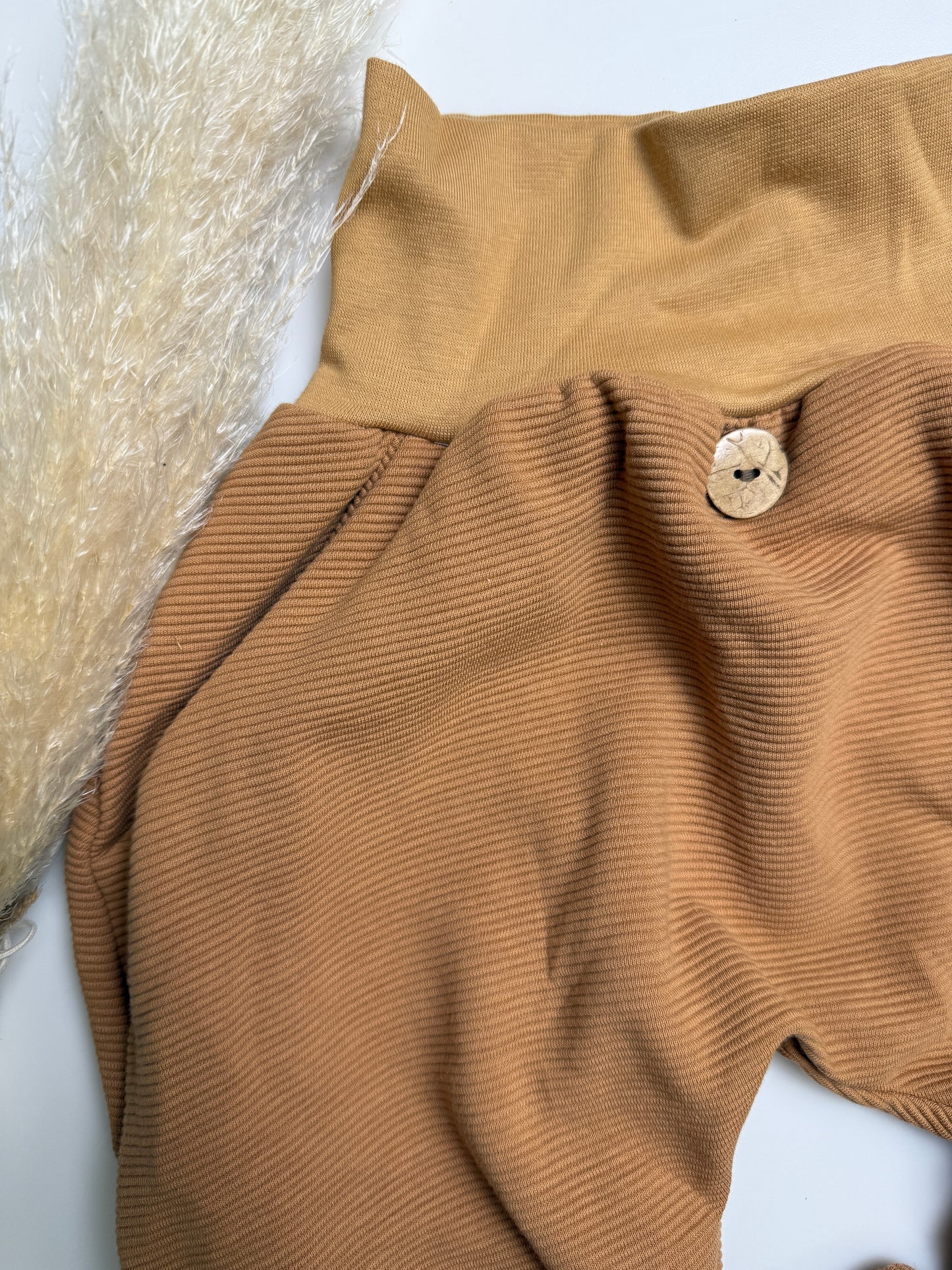 Mitwachsende Knickerbocker „Karamell“ – Warmer Naturton mit Herz