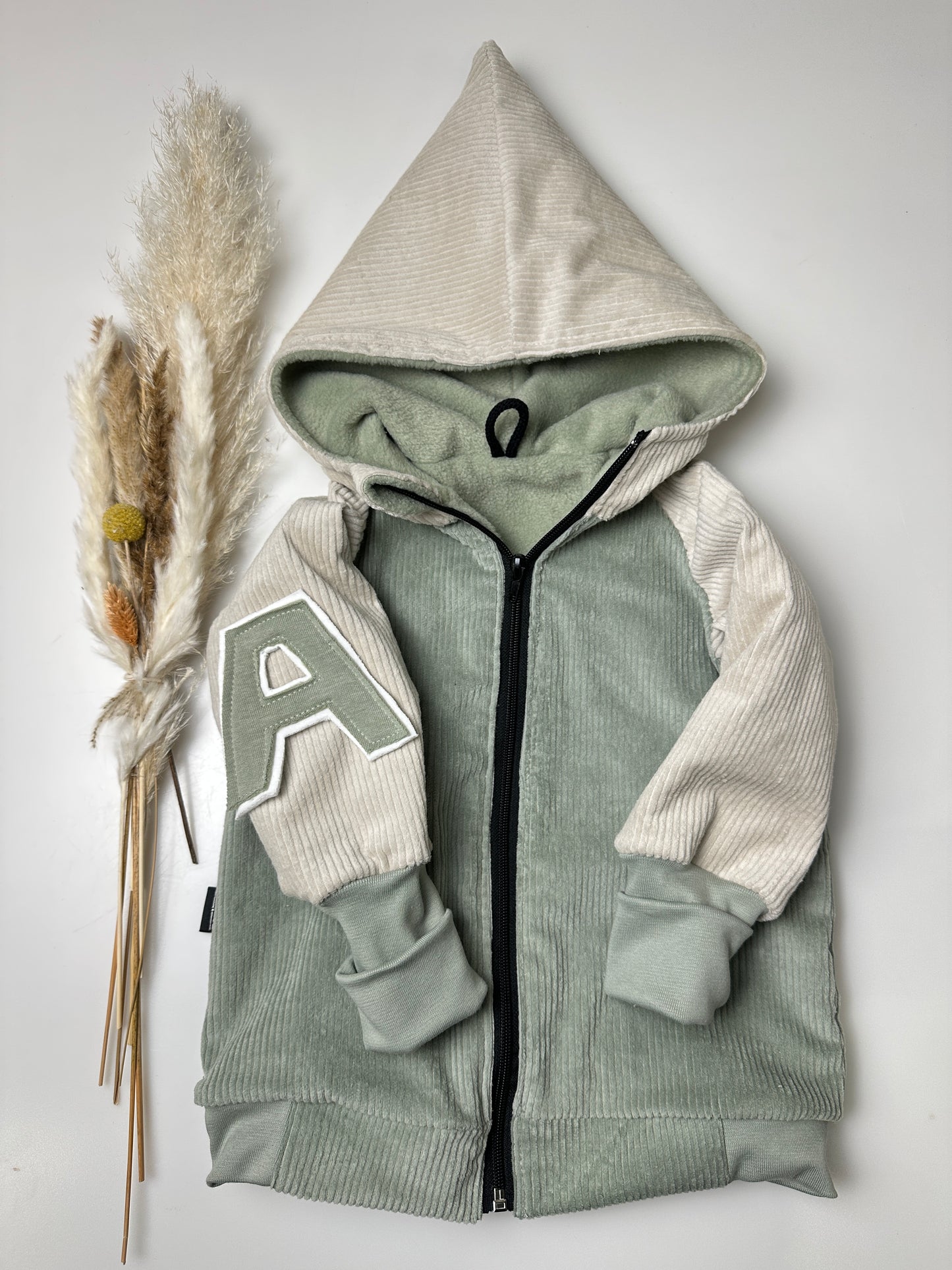 College-Cordjacke "Salbei" mit Wunschbuchstabe