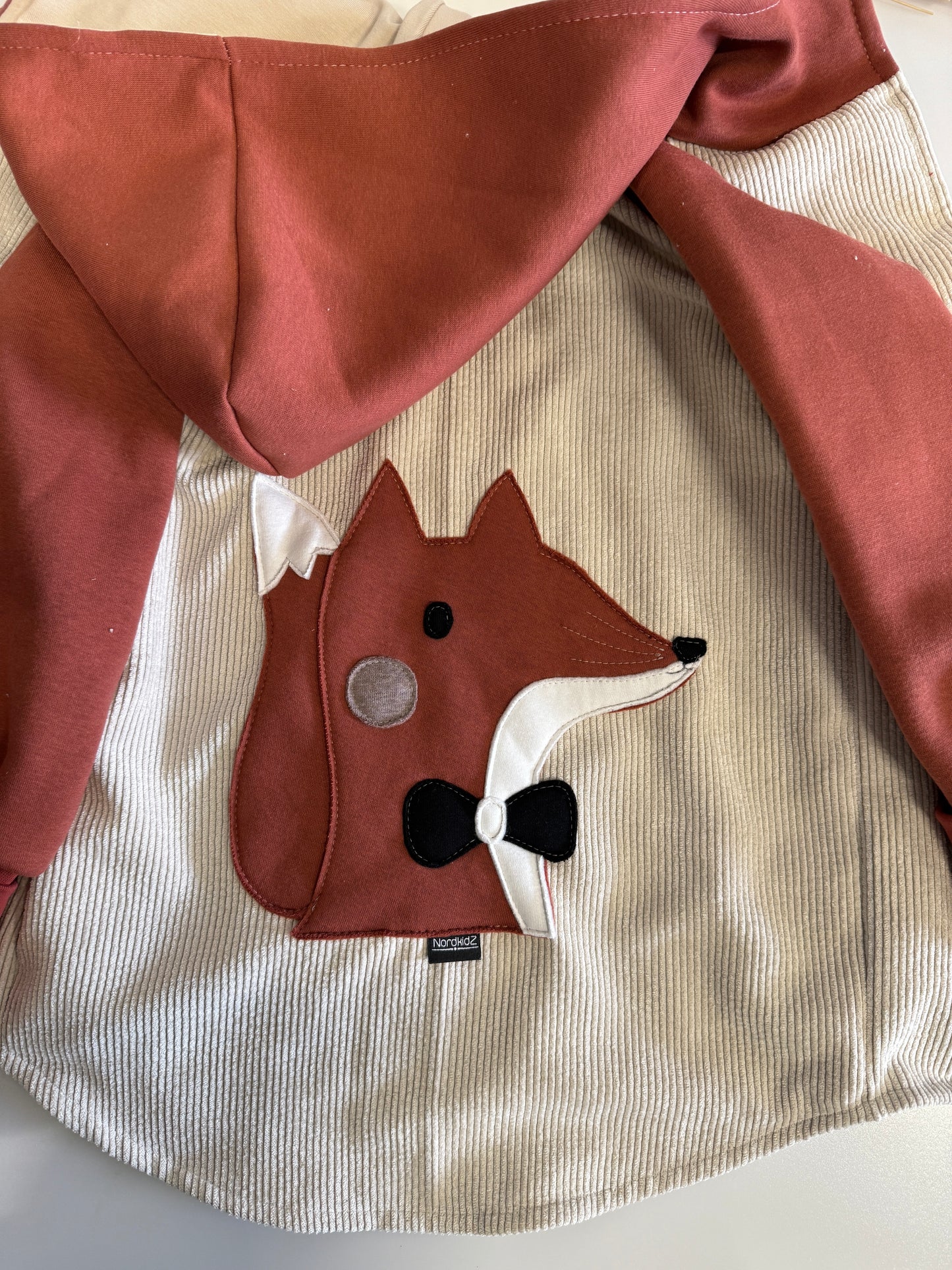 Applikation - „rost Fuchs mit Fliege“