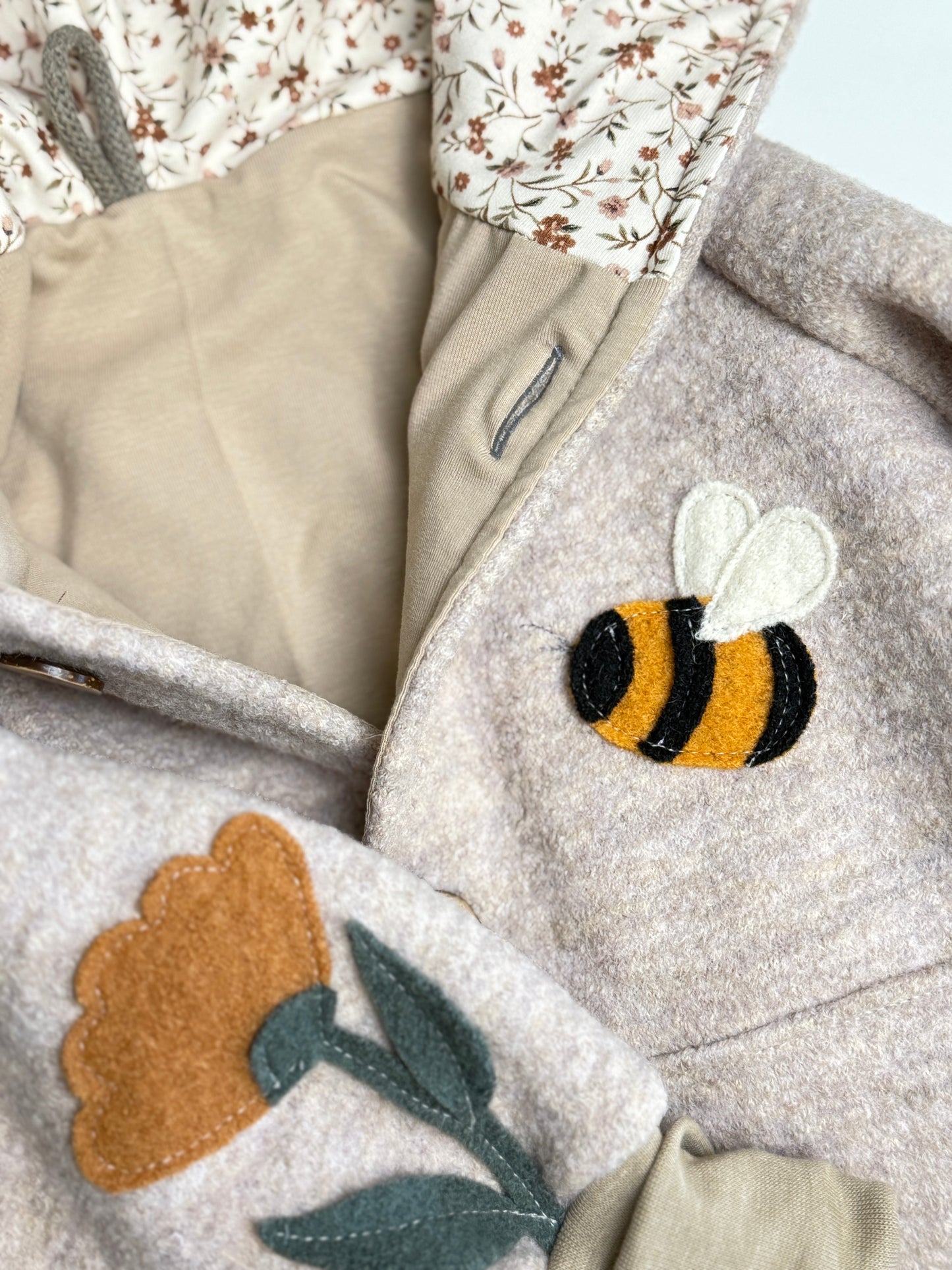 đ Limitiertes Wollmäntelchen âBee & Blossomâ â Handgemacht & kuschelig weich đ¸