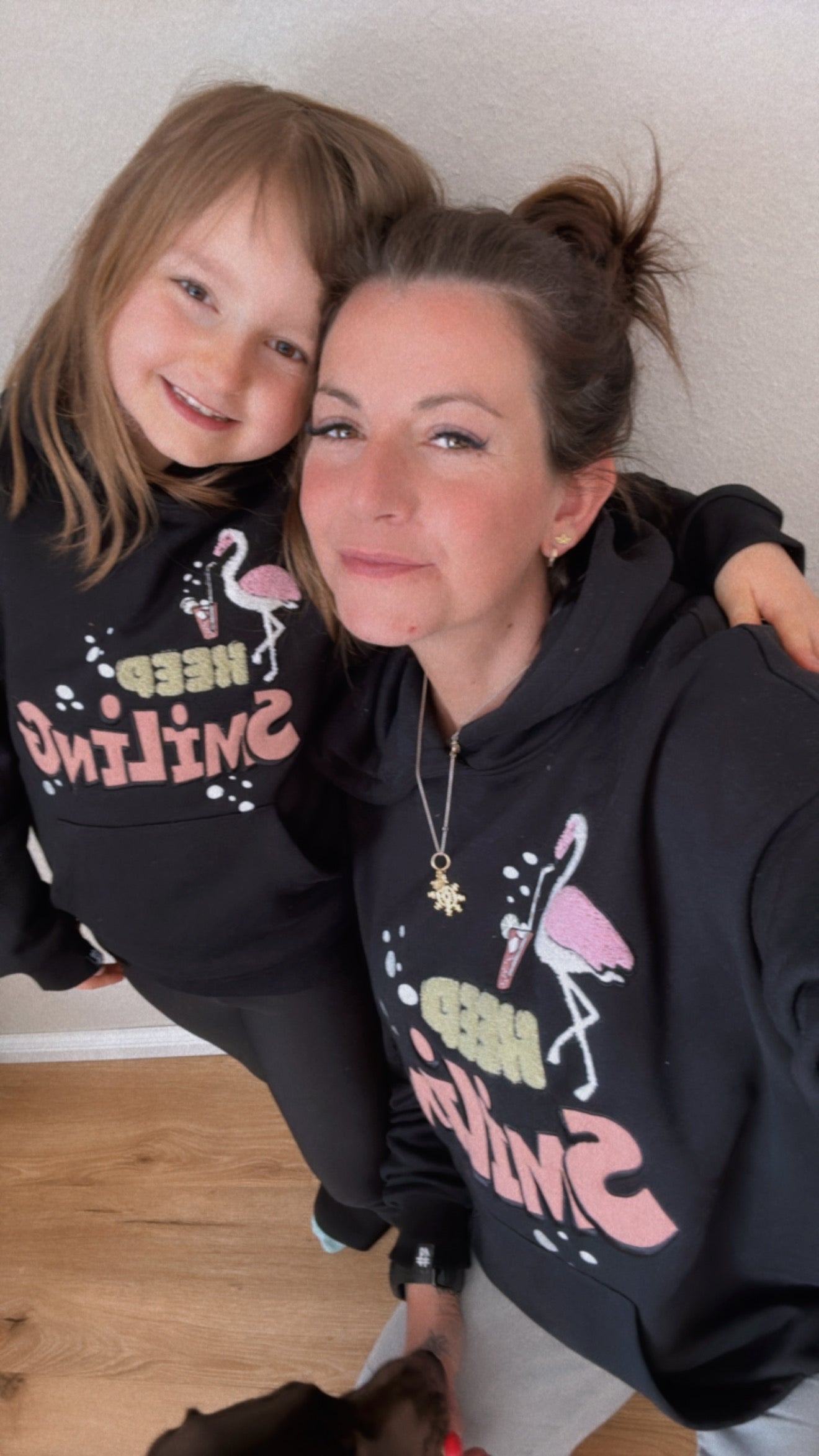 Hoodie „Keep Smiling black“ – Bio-Baumwolle trifft gute Laune