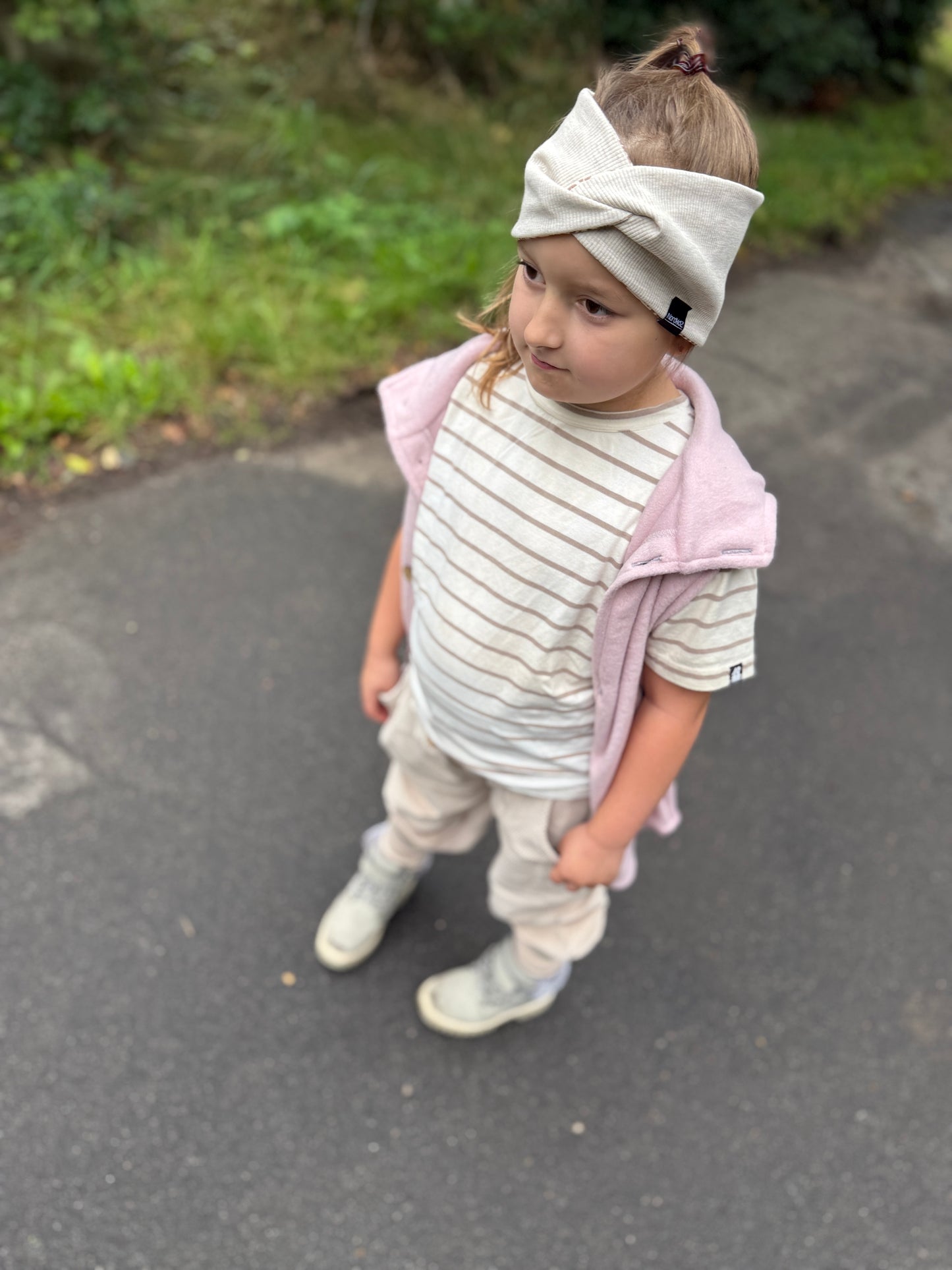 Kinder T-Shirt aus Bio-Baumwolle – unisex, „creme/sand“ gestreift, lässiger Schnitt