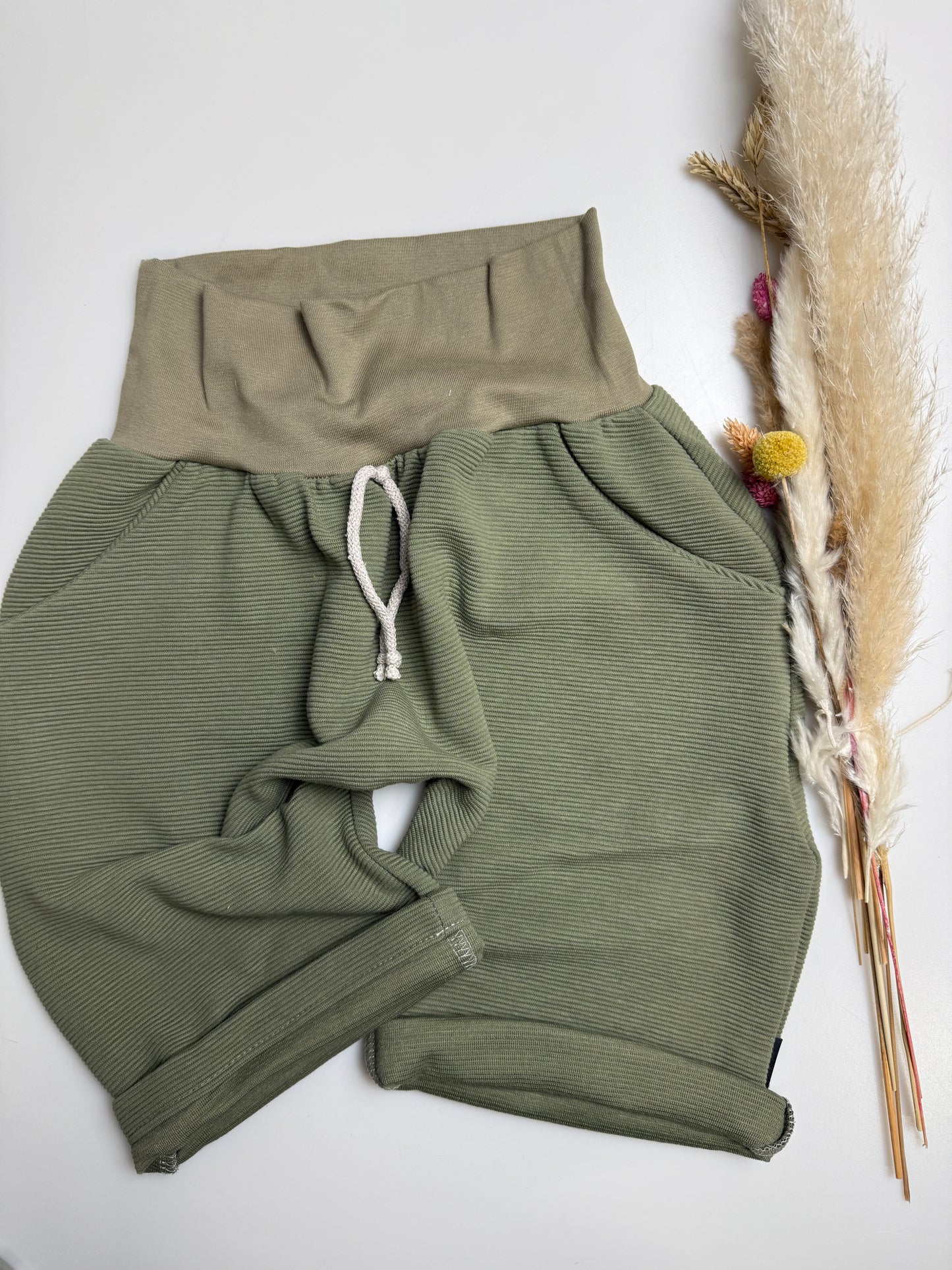 Mitwachsende Rib-Shorts „Dünengras“ – Lässig & langlebig