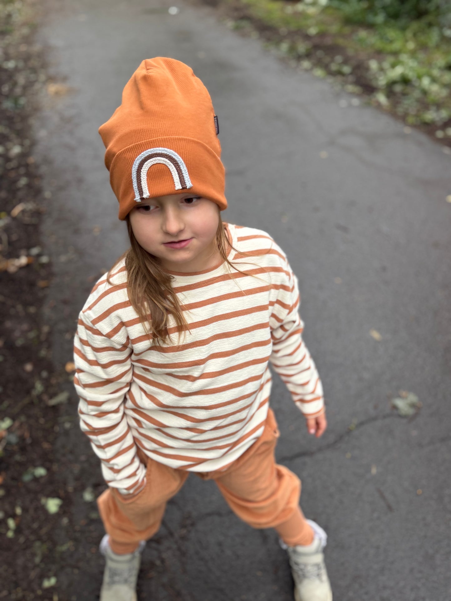 Beanie für Kinder – Weicher Rippstoff mit liebevollem Regenbogen-Detail