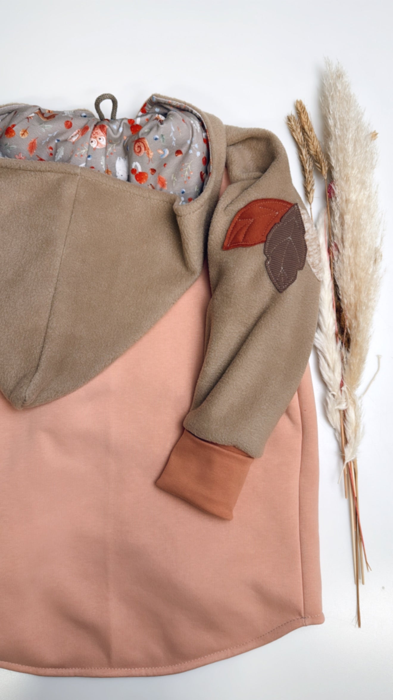 Rosa Herbstzauber Jacke – Fleece trifft Sweat, Liebe zum Detail inklusive