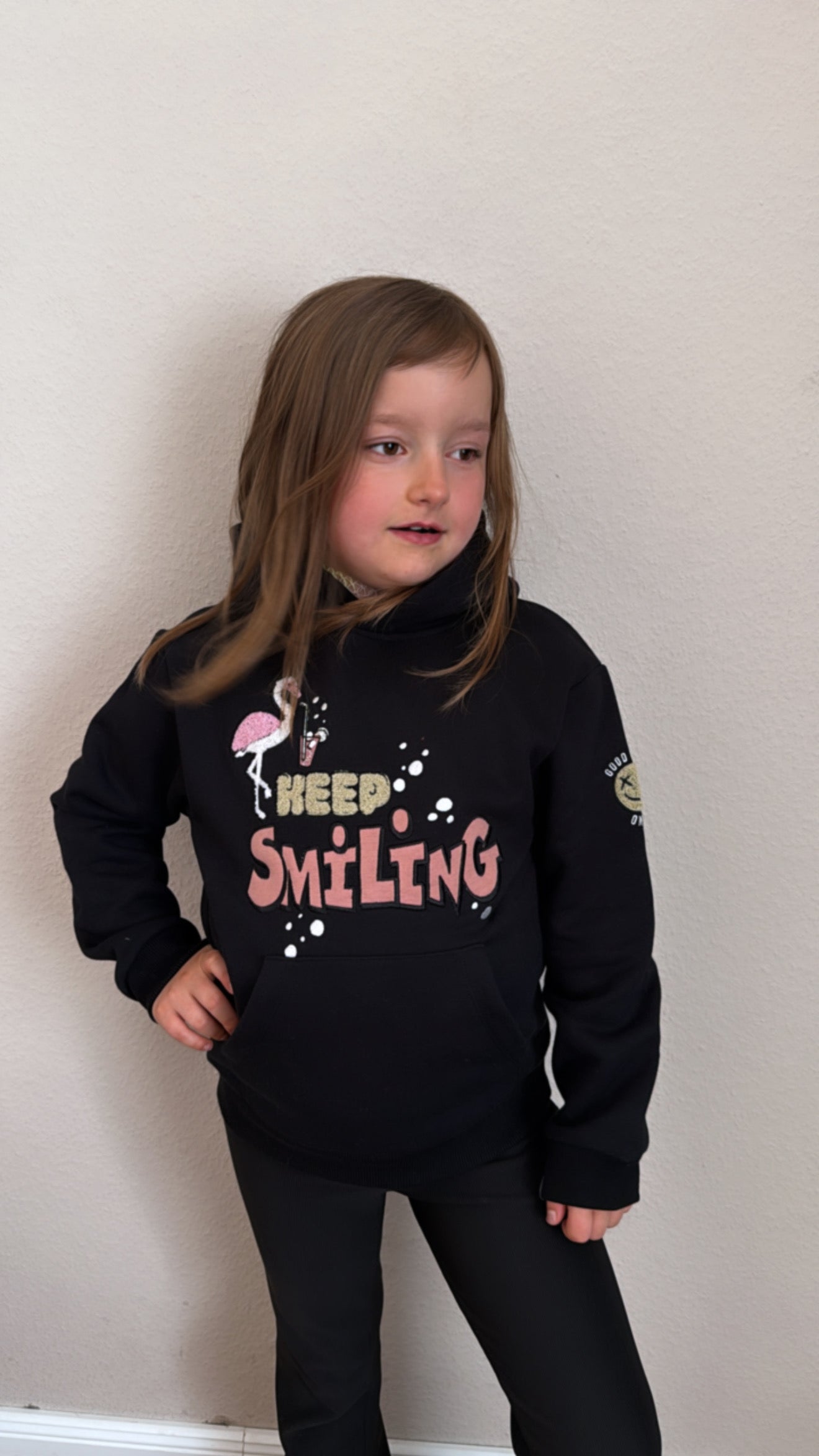 Hoodie „Keep Smiling black“ – Bio-Baumwolle trifft gute Laune