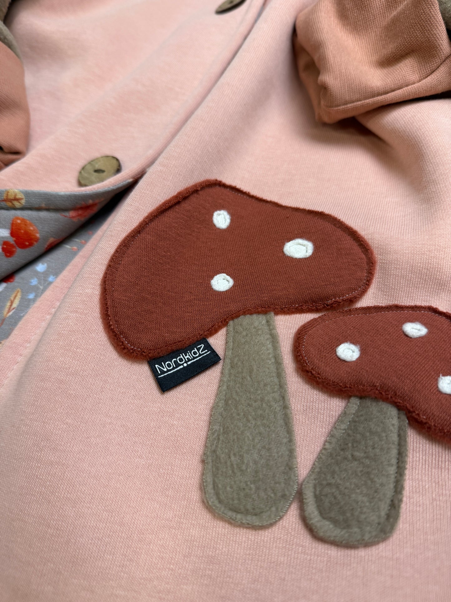Rosa Herbstzauber Jacke – Fleece trifft Sweat, Liebe zum Detail inklusive