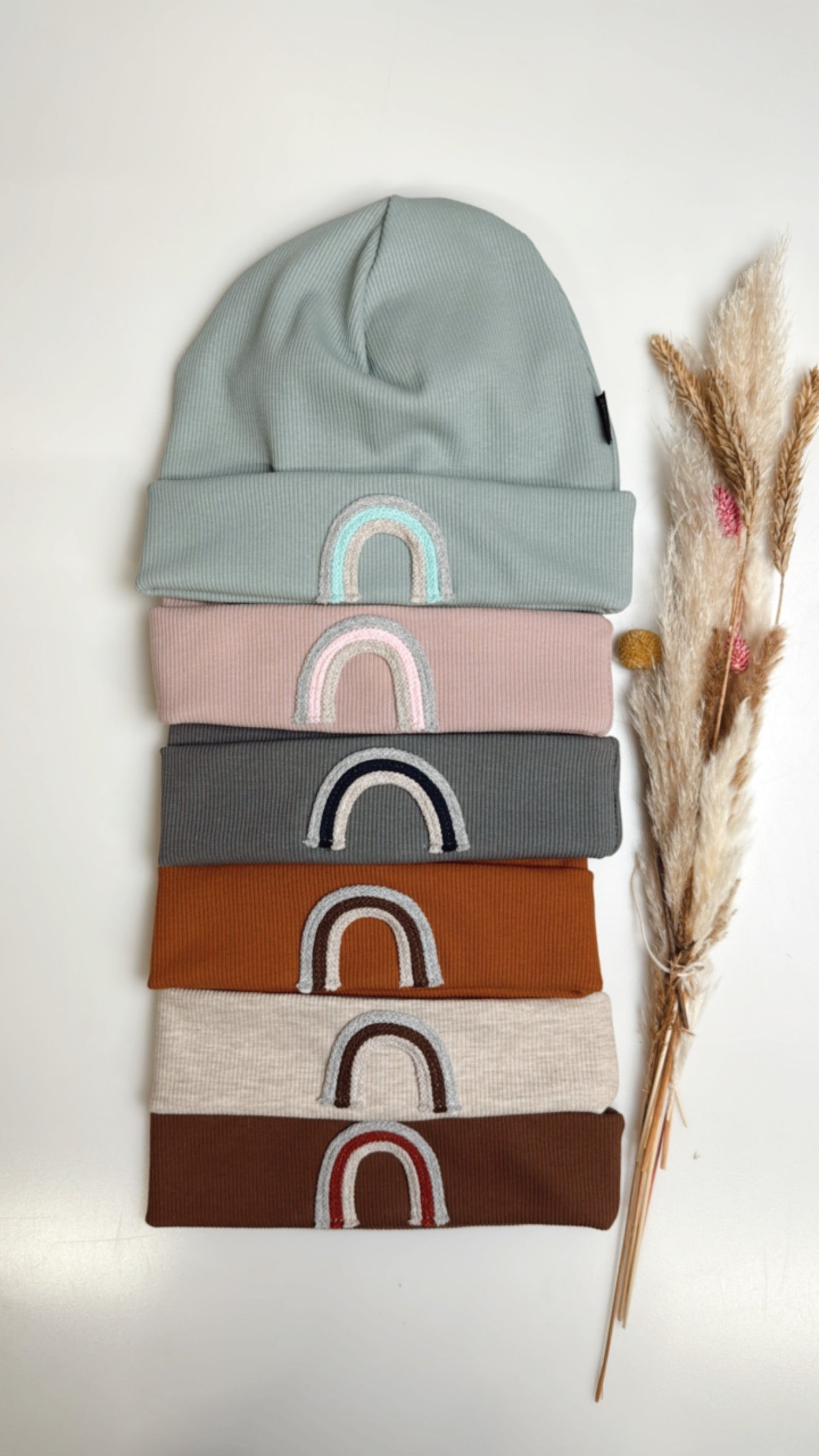 Beanie für Kinder – Weicher Rippstoff mit liebevollem Regenbogen-Detail