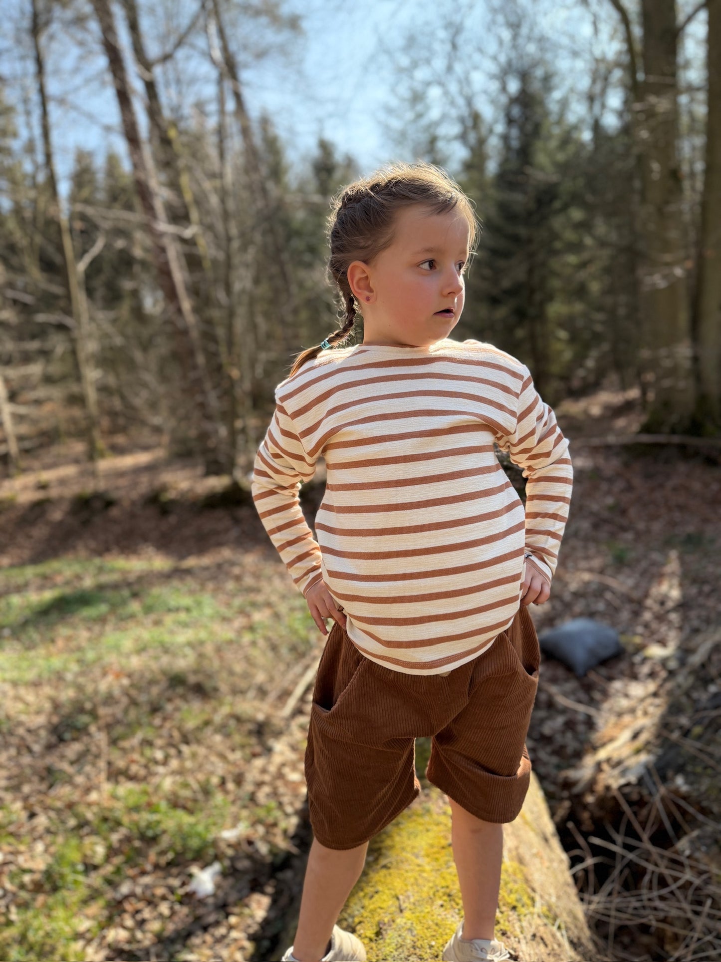 Kinder Longsleeve aus Bio-Baumwolle – „cognac“ gestreift, lässiger Schnitt