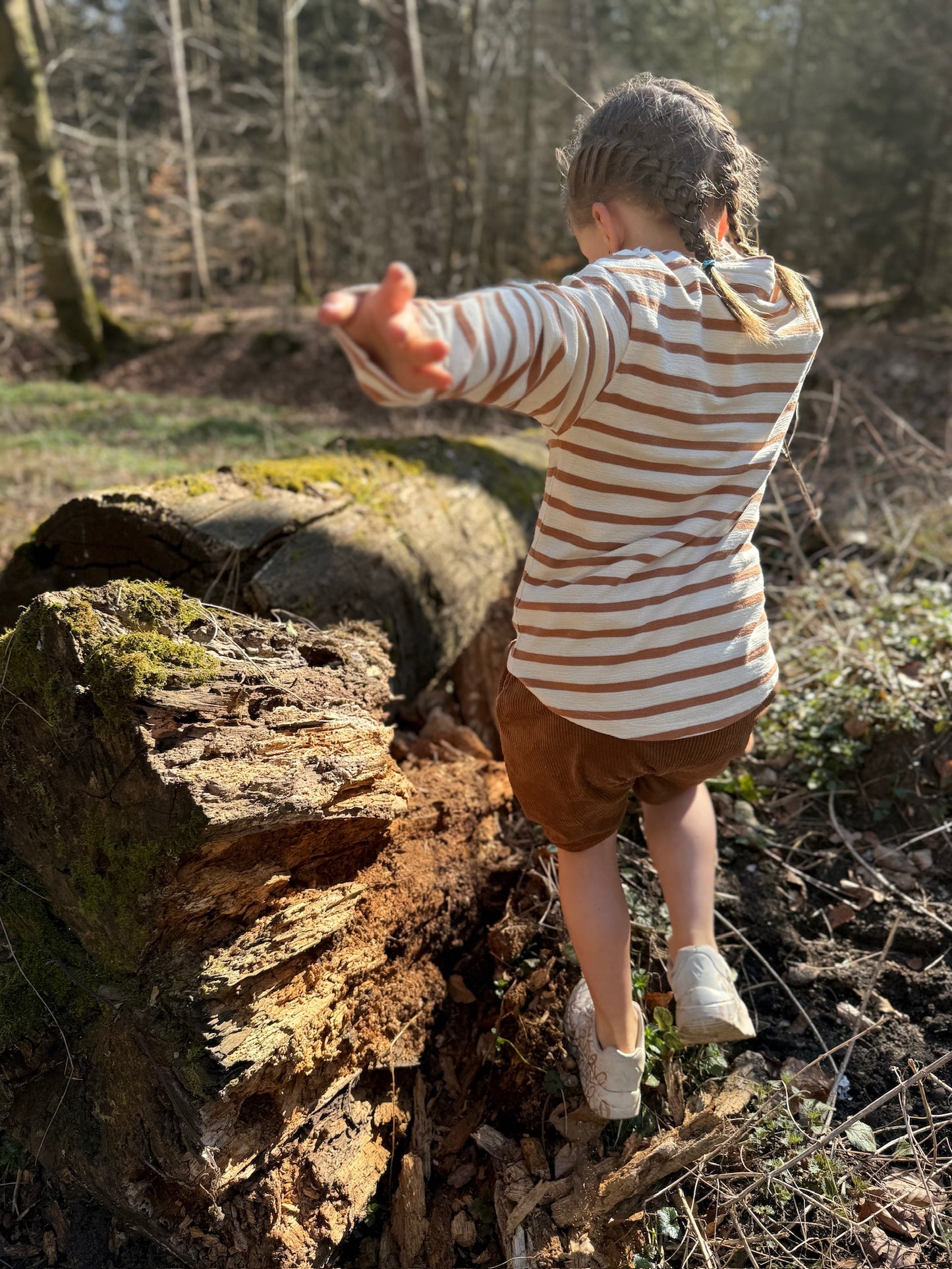 Kinder Longsleeve aus Bio-Baumwolle – „cognac“ gestreift, lässiger Schnitt