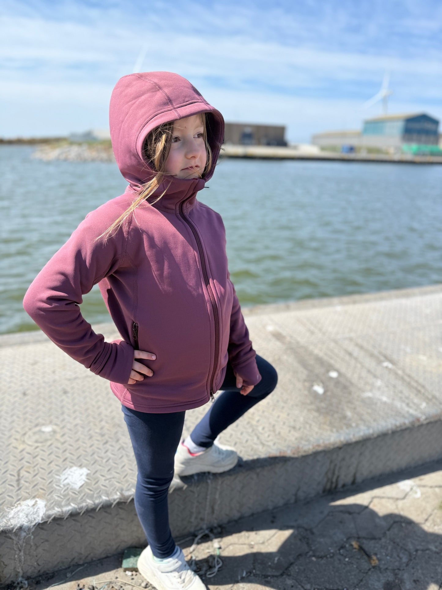 🍇 Kinder Funktionsjacke in „Beere“ – mitwachsend, atmungsaktiv & aus recyceltem Material