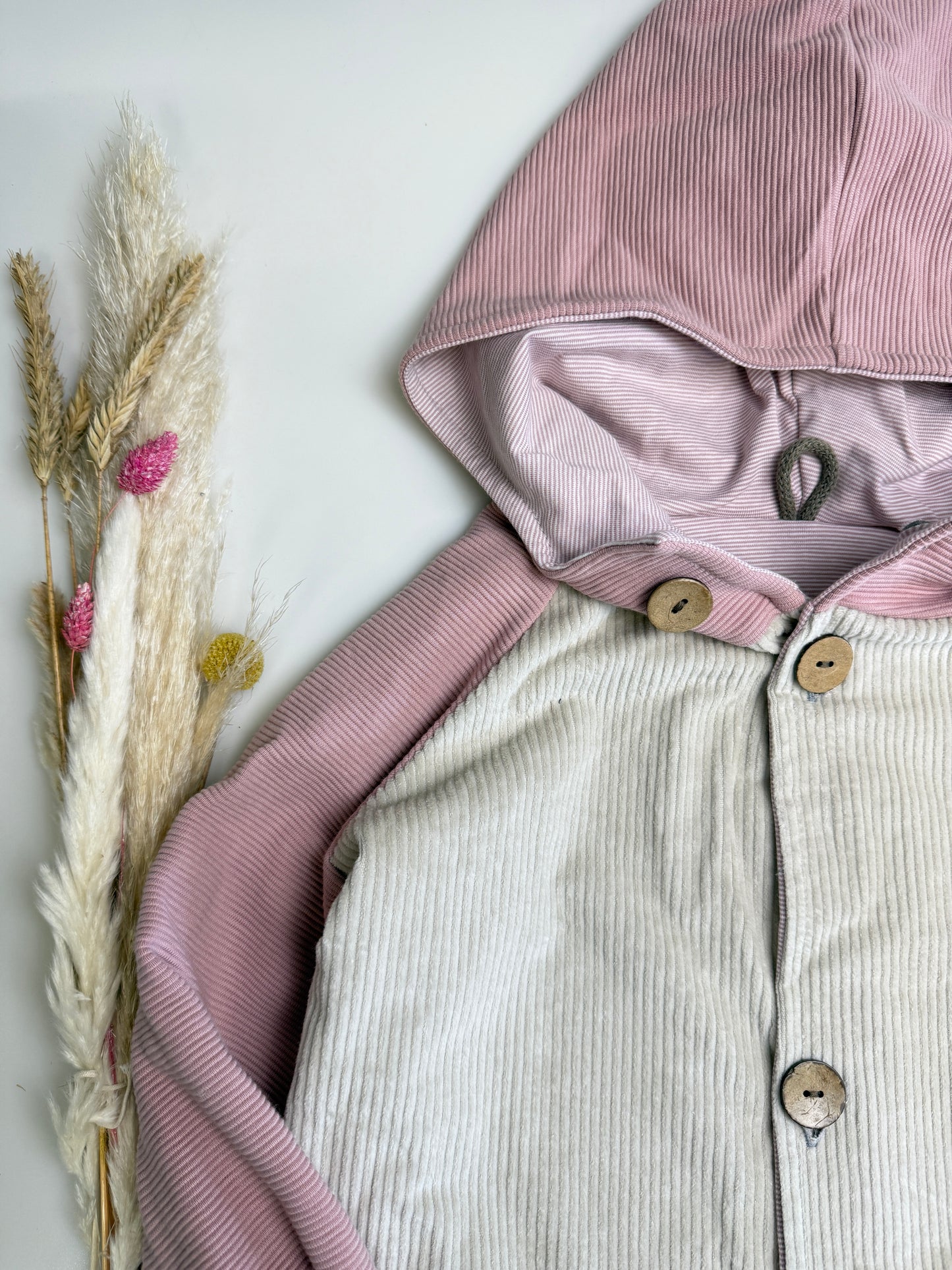 Herbstliebe zum Anziehen – Kuschelige Cordjacke rosa/creme mit Kapuze