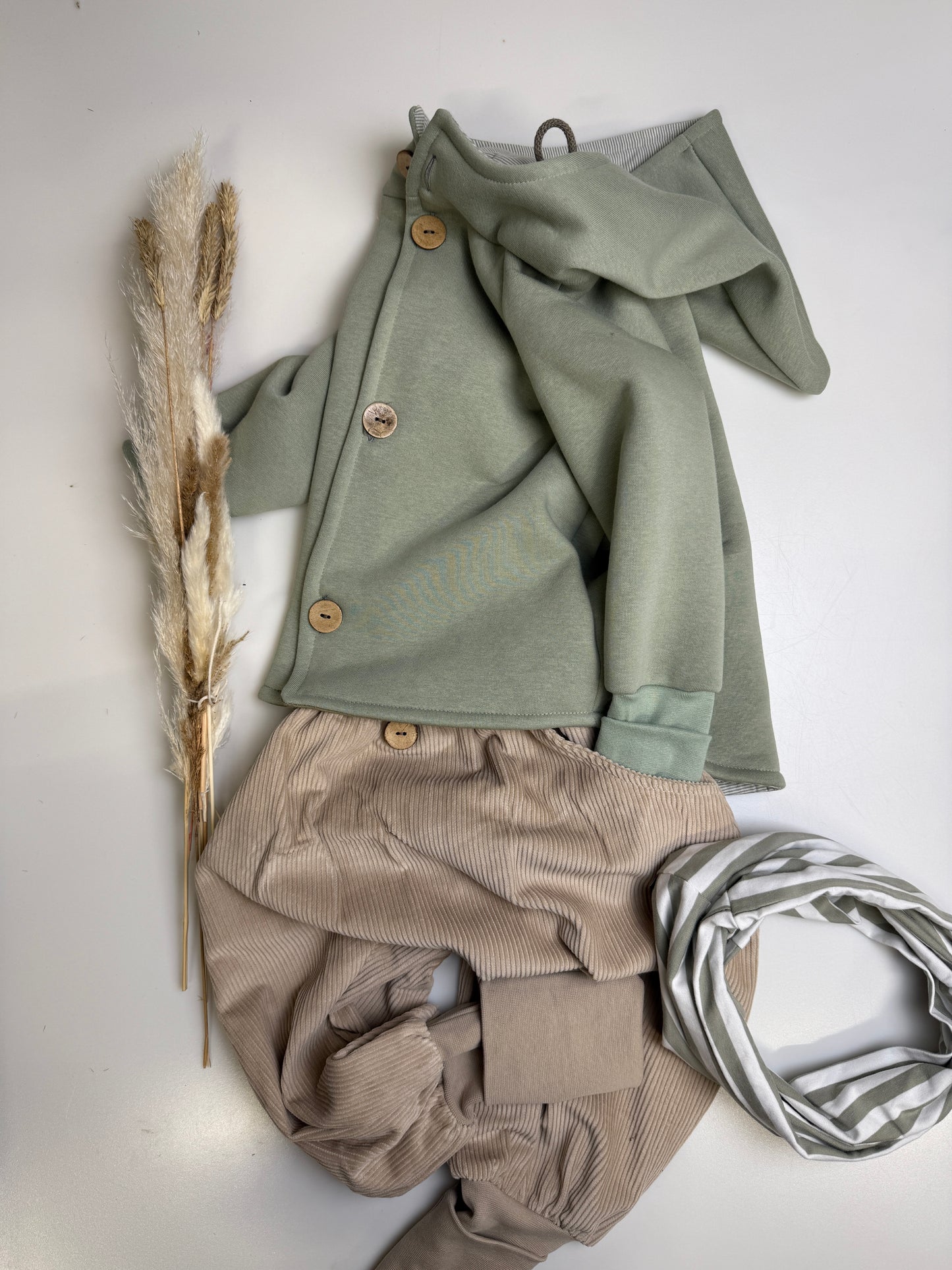 Mitwachsende Sweatjacke in Salbei – sanft, stilvoll & nachhaltig 🌿