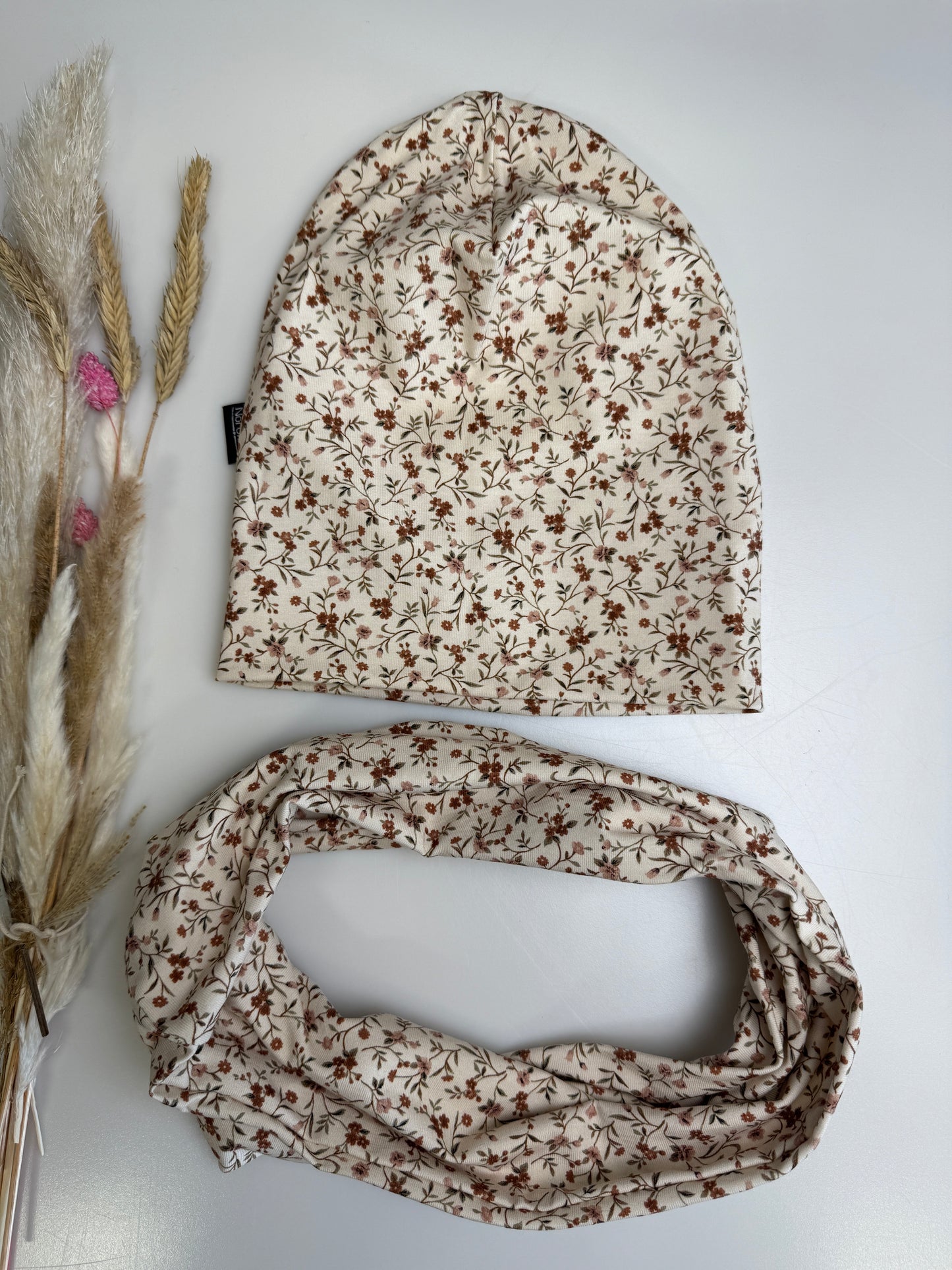 🌸 Florales Beanie & Loop Set – zartes Blütenmuster für kleine Naturentdecker:innen
