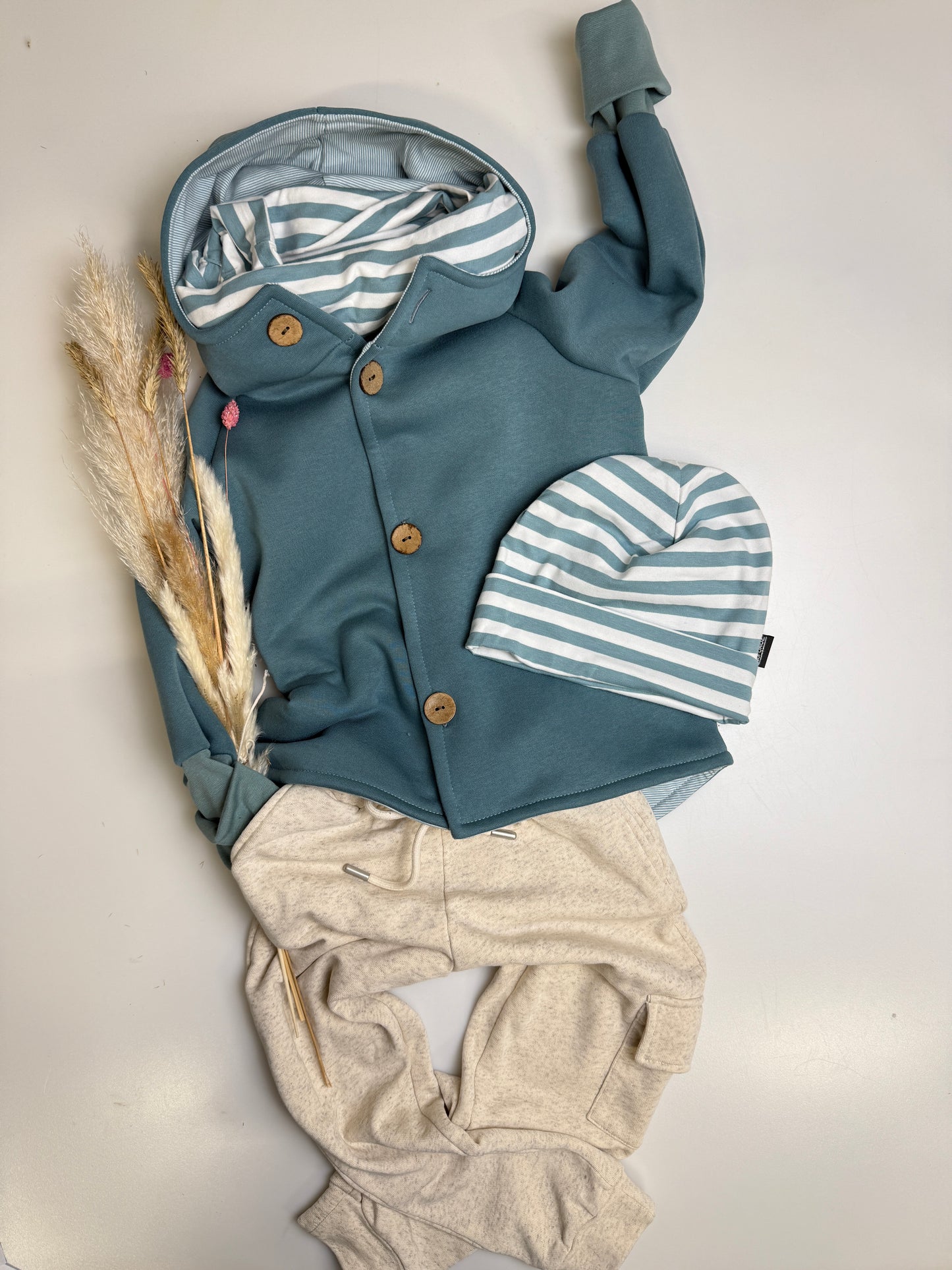 Mitwachsende Sweatjacke in Meer – frisch, modern & nachhaltig 🌊✨