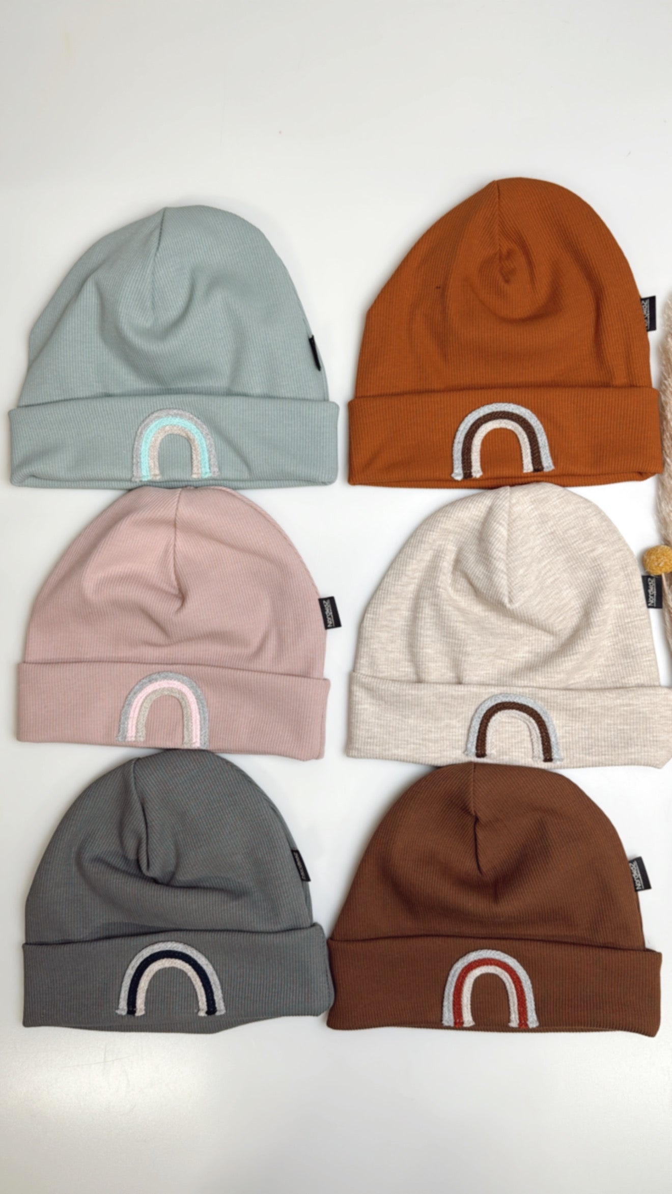 Beanie für Kinder – Weicher Rippstoff mit liebevollem Regenbogen-Detail