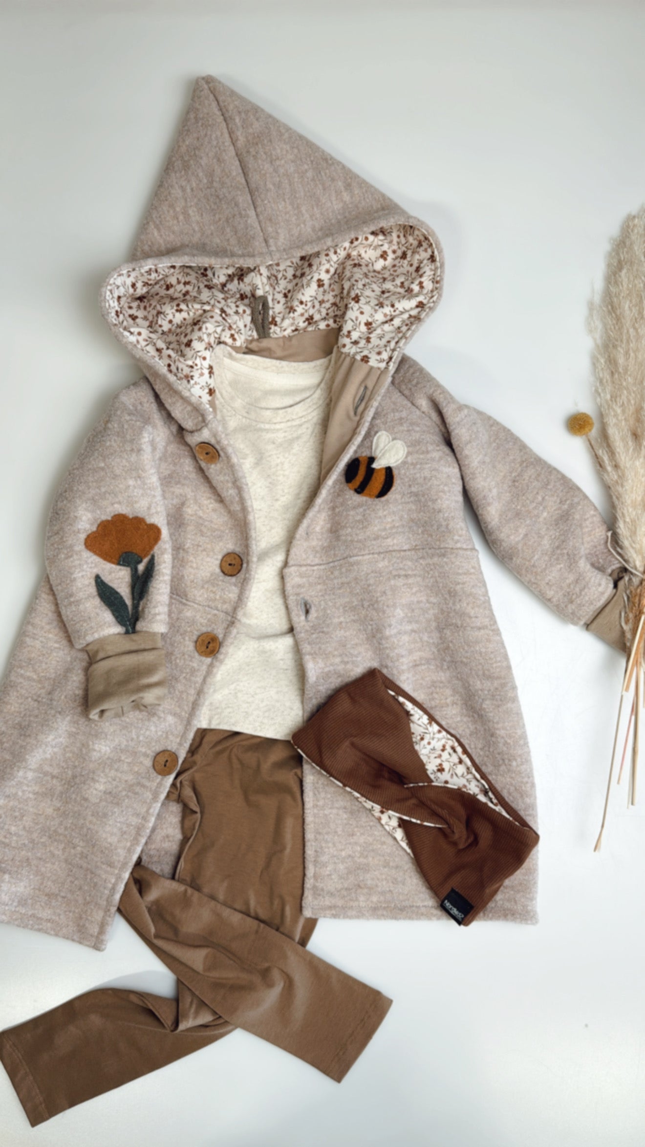 đ Limitiertes Wollmäntelchen âBee & Blossomâ â Handgemacht & kuschelig weich đ¸
