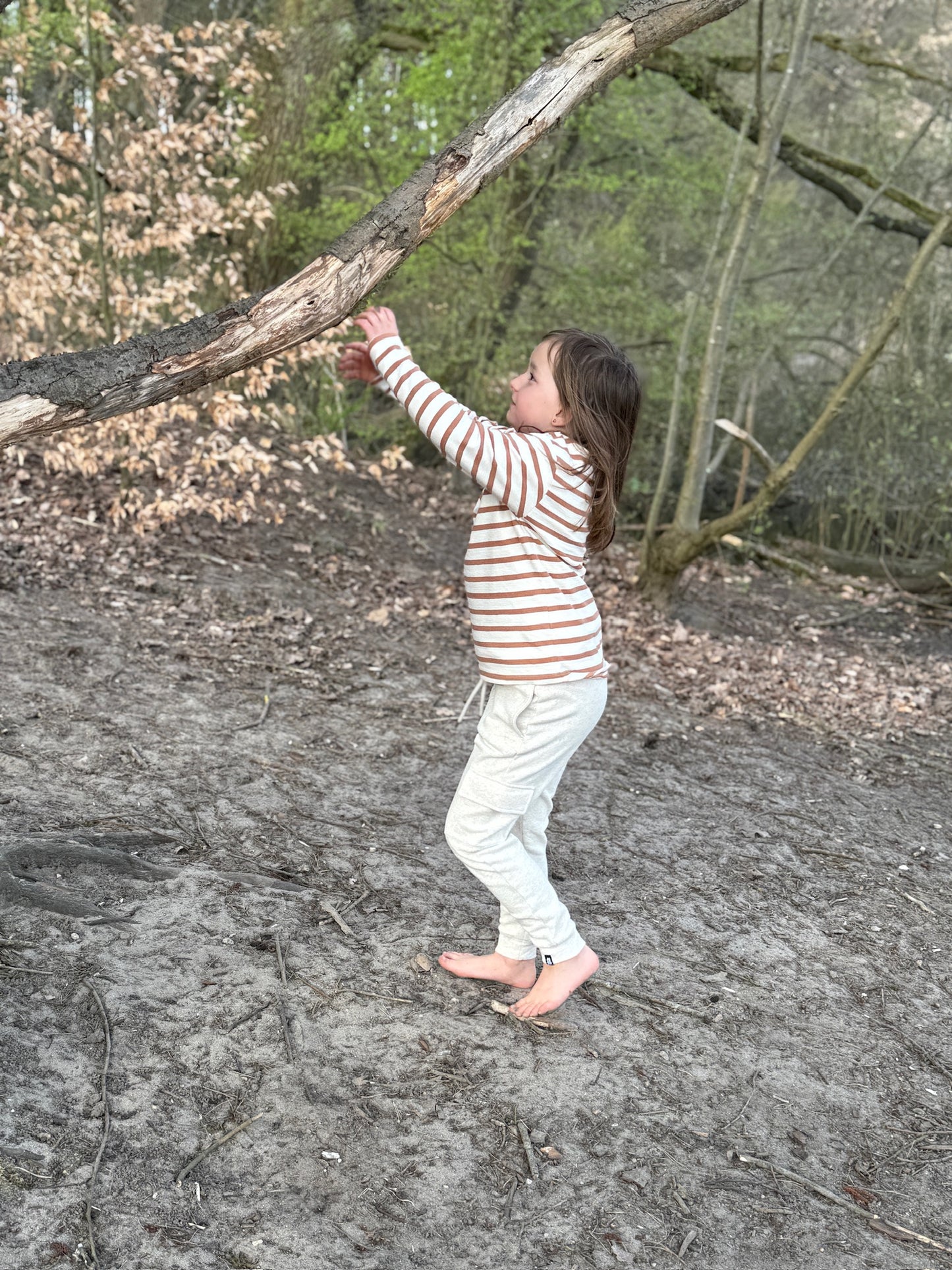 Kinder Longsleeve aus Bio-Baumwolle – „cognac“ gestreift, lässiger Schnitt