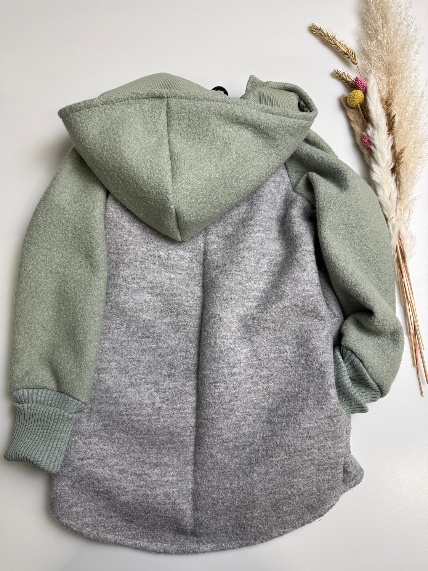 Kinder Wolljacke aus Schurwolle – handgenäht, mit Jerseyfutter, mitwachsend & nachhaltig
- „Stein/salbei“