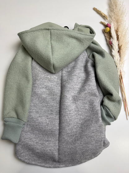 Kinder Wolljacke aus Schurwolle – handgenäht, mit Jerseyfutter, mitwachsend & nachhaltig
- „Stein/salbei“