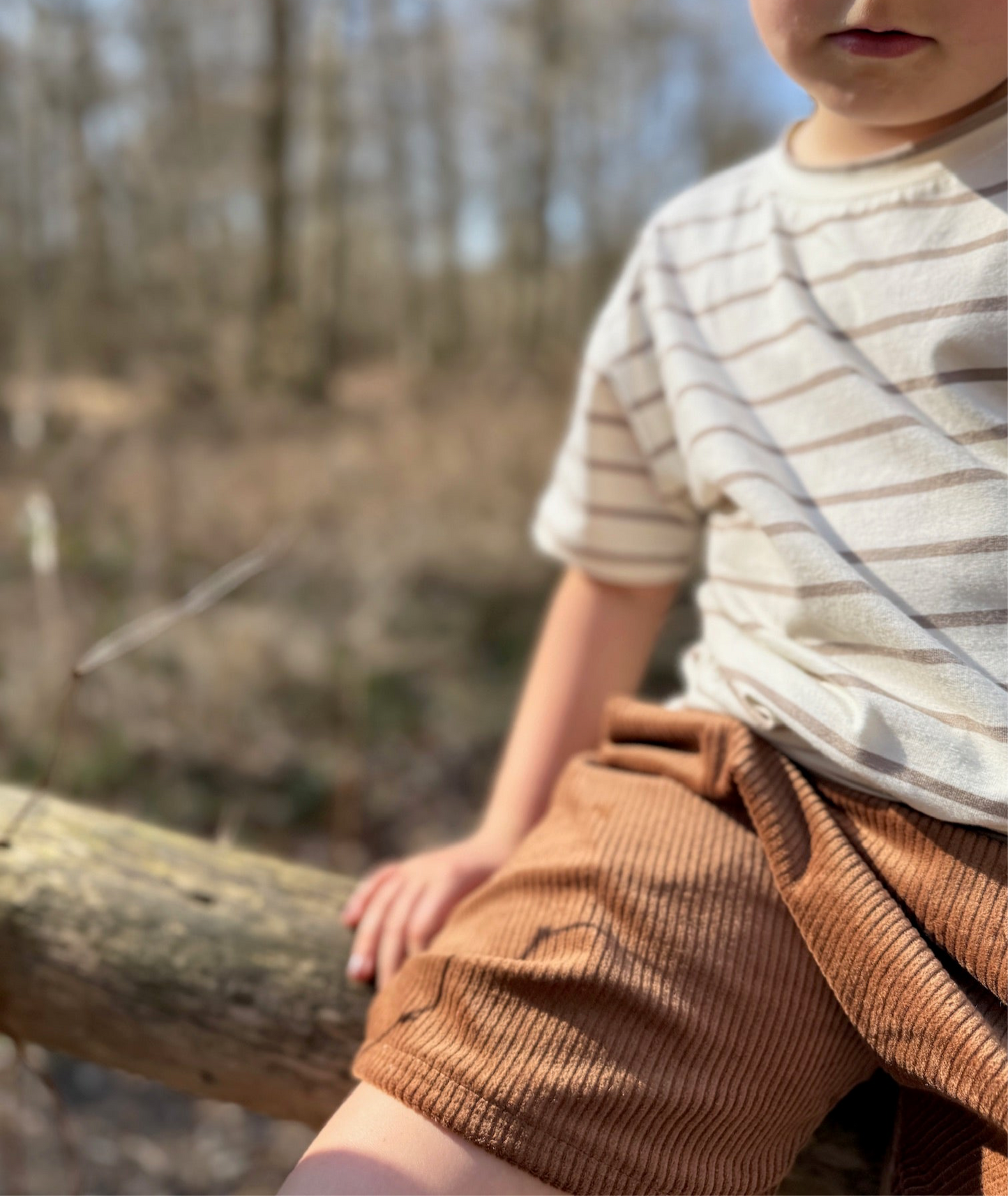 Kinder T-Shirt aus Bio-Baumwolle – unisex, „creme/sand“ gestreift, lässiger Schnitt