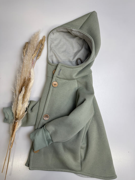 Mitwachsende Sweatjacke in Salbei – sanft, stilvoll & nachhaltig 🌿