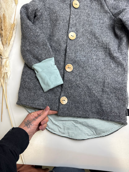 Walkjacke mit Regenbogen Gr. 6 - 110/116 (Fehler Foto!)