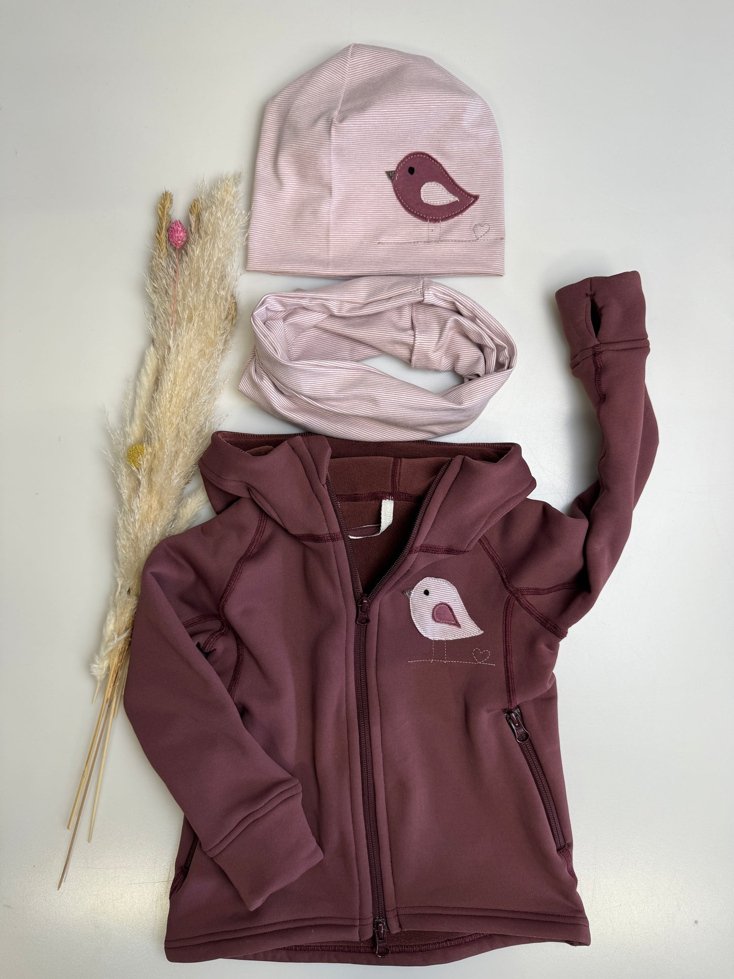 🍇 Kinder Funktionsjacke in „Beere“ – mitwachsend, atmungsaktiv & aus recyceltem Material