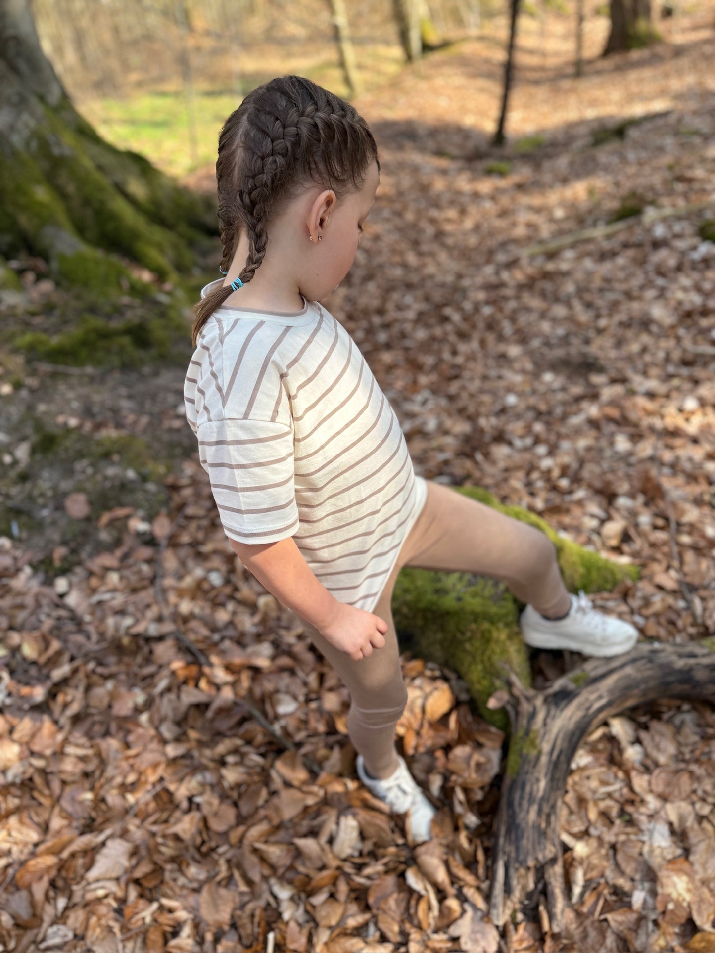 Kinder T-Shirt aus Bio-Baumwolle – unisex, „creme/sand“ gestreift, lässiger Schnitt