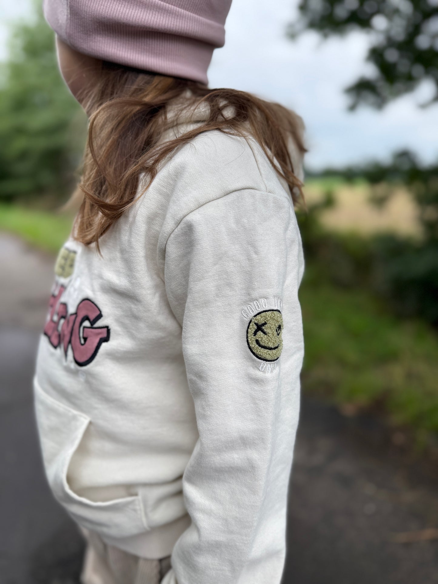 Hoodie „Keep Smiling creme“ – Bio-Baumwolle trifft gute Laune